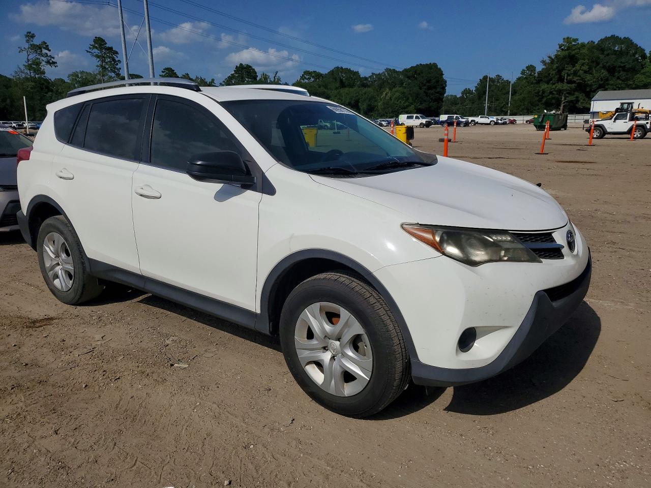 2015 Toyota Rav4 Le White vin: JTMZFREV3FJ028165