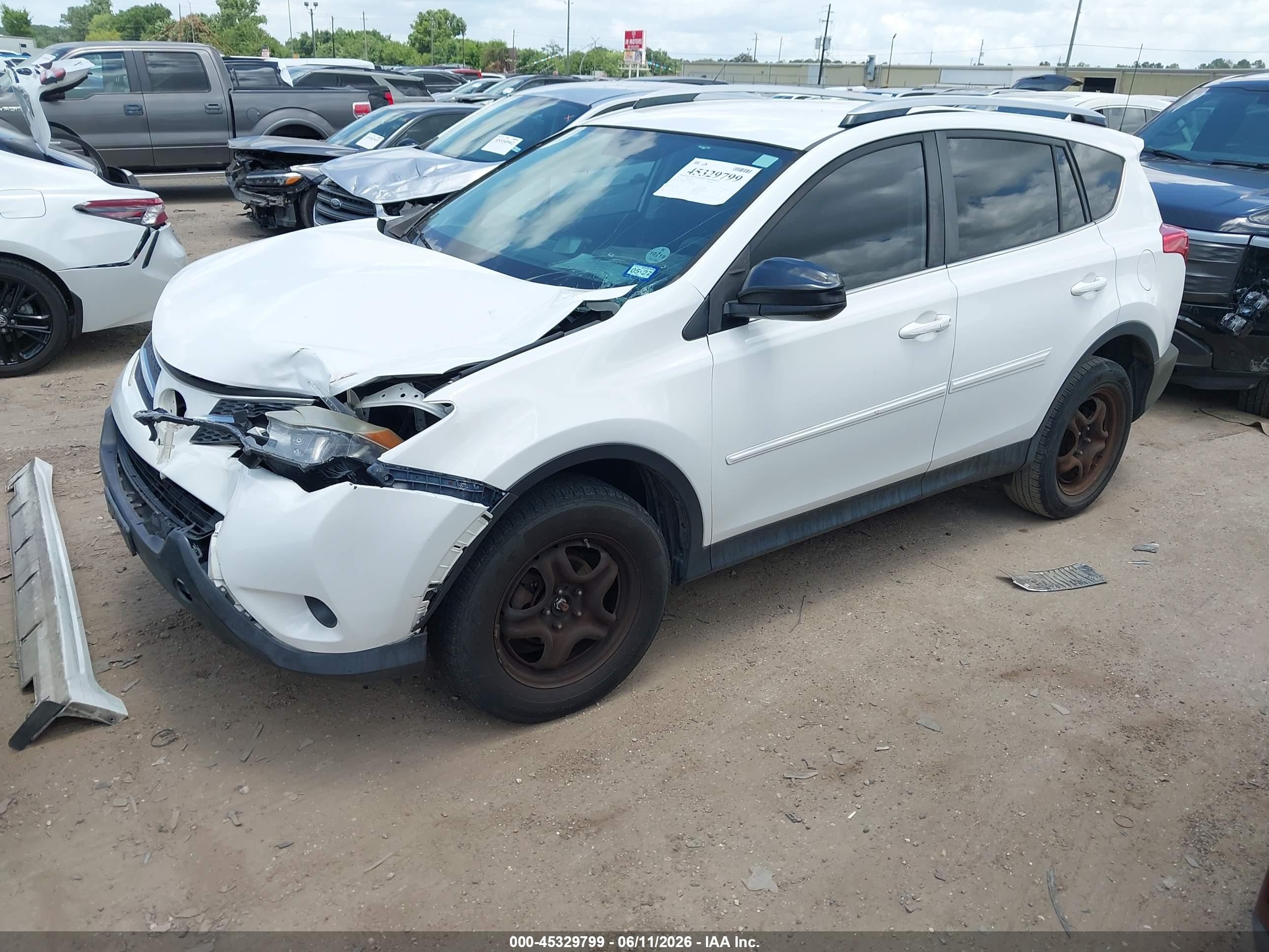 2015 Toyota Rav4 Le White vin: JTMZFREV3FJ035018