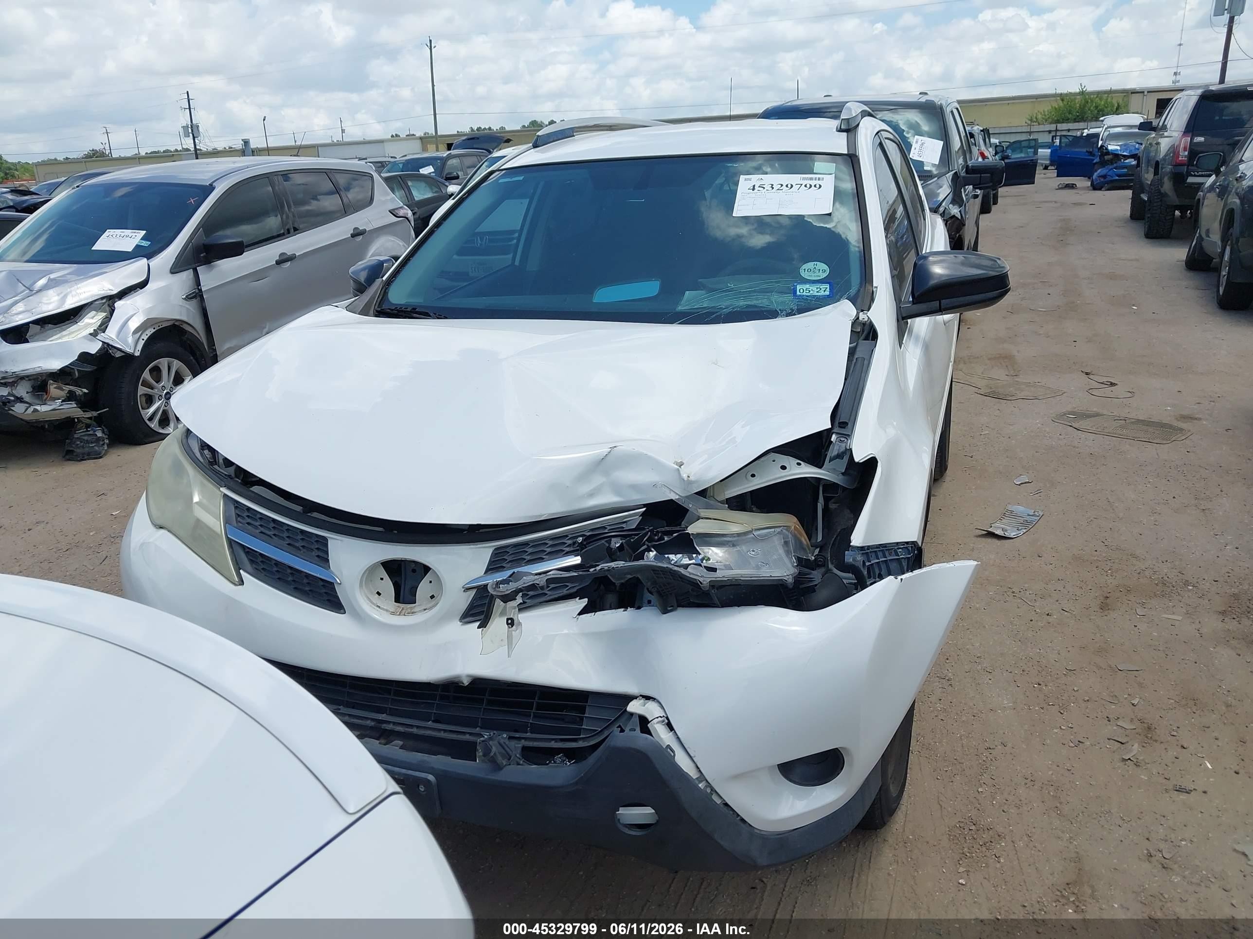 2015 Toyota Rav4 Le White vin: JTMZFREV3FJ035018