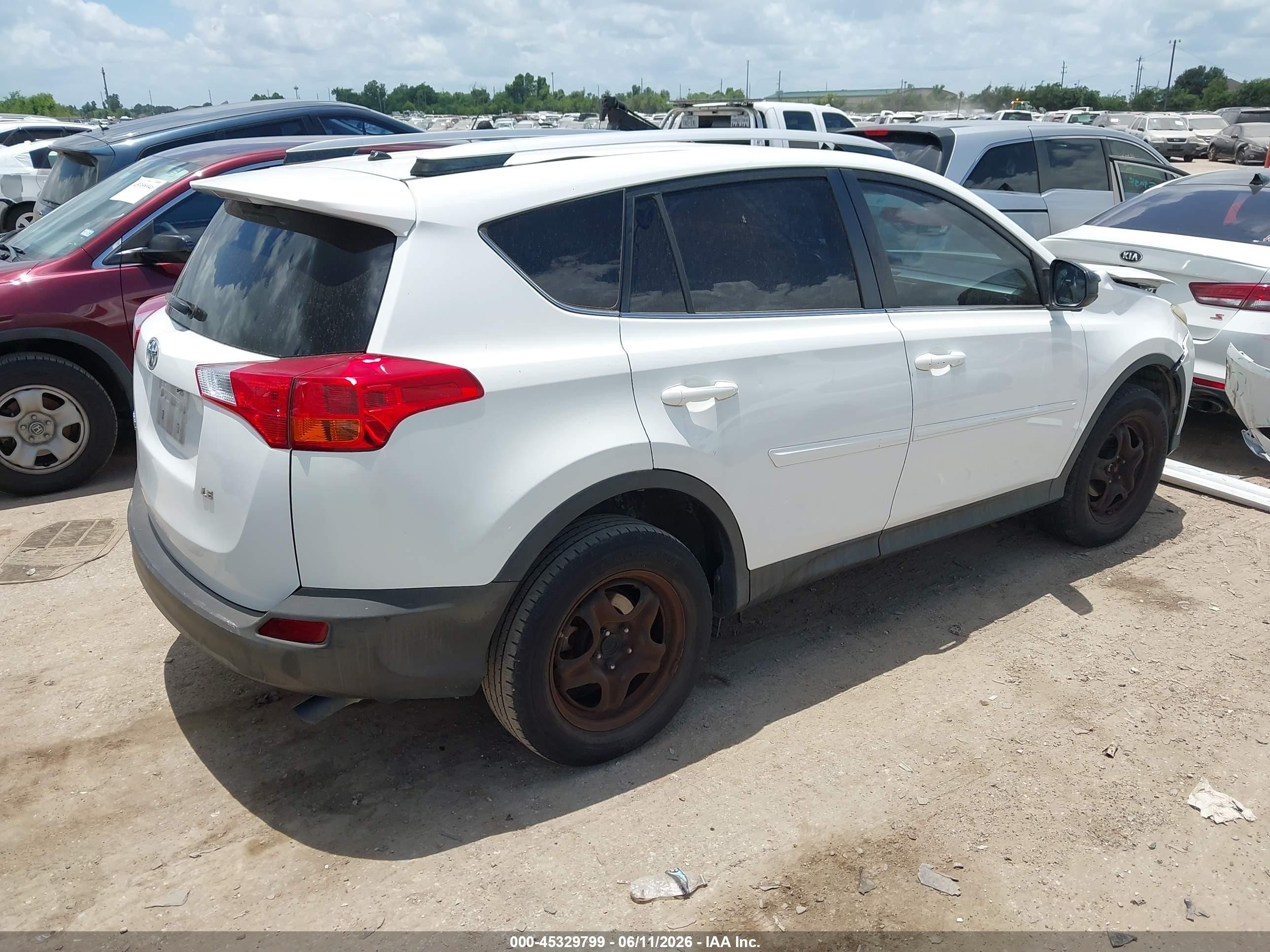 2015 Toyota Rav4 Le White vin: JTMZFREV3FJ035018