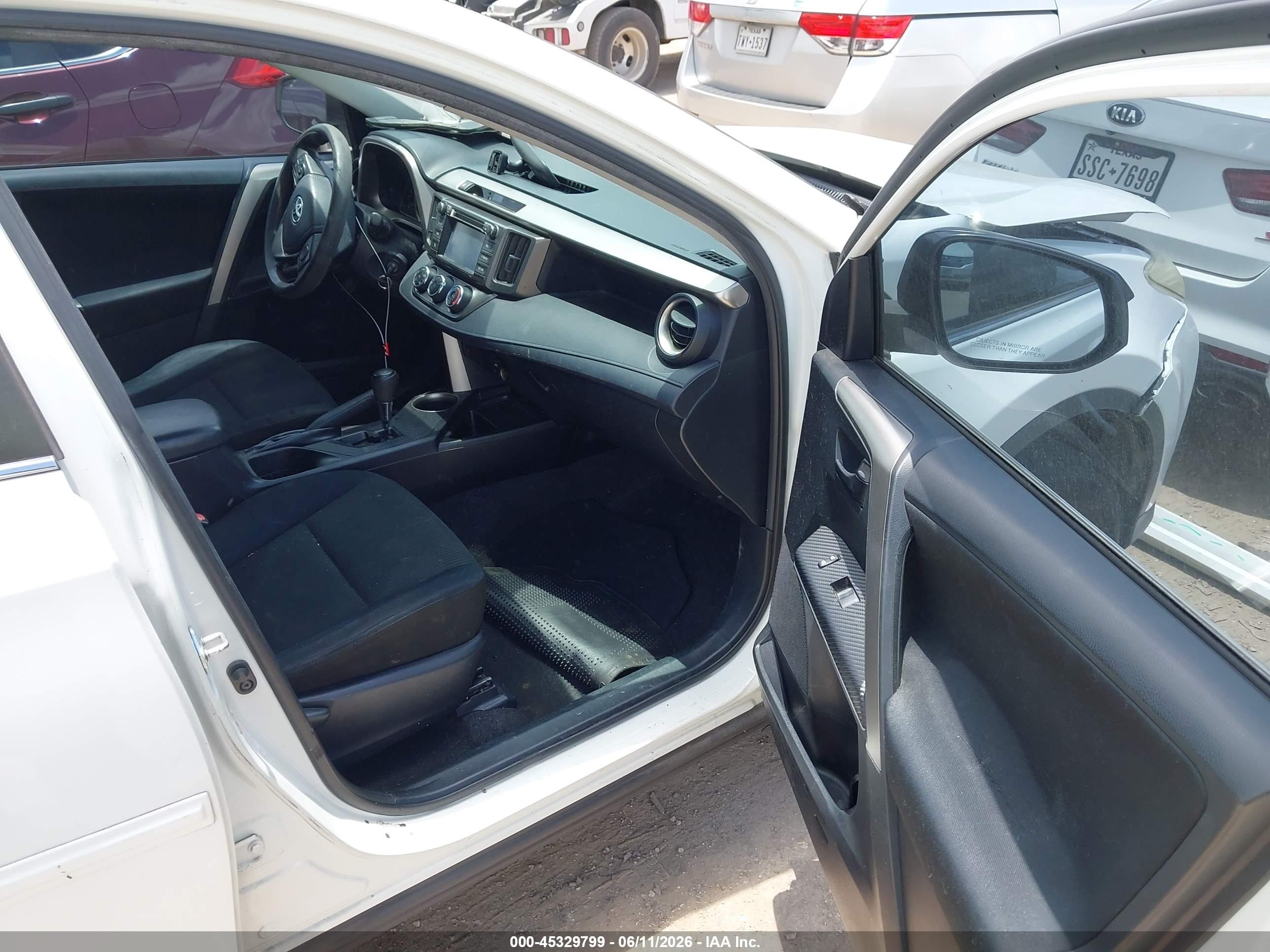2015 Toyota Rav4 Le White vin: JTMZFREV3FJ035018