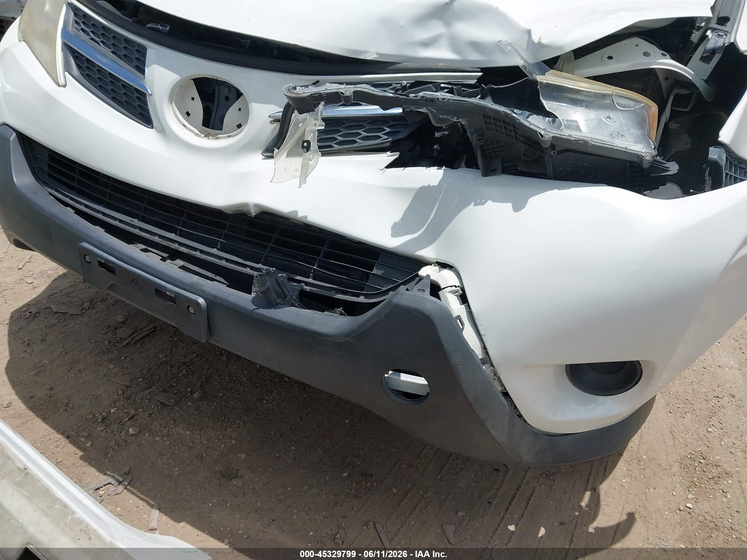 2015 Toyota Rav4 Le White vin: JTMZFREV3FJ035018