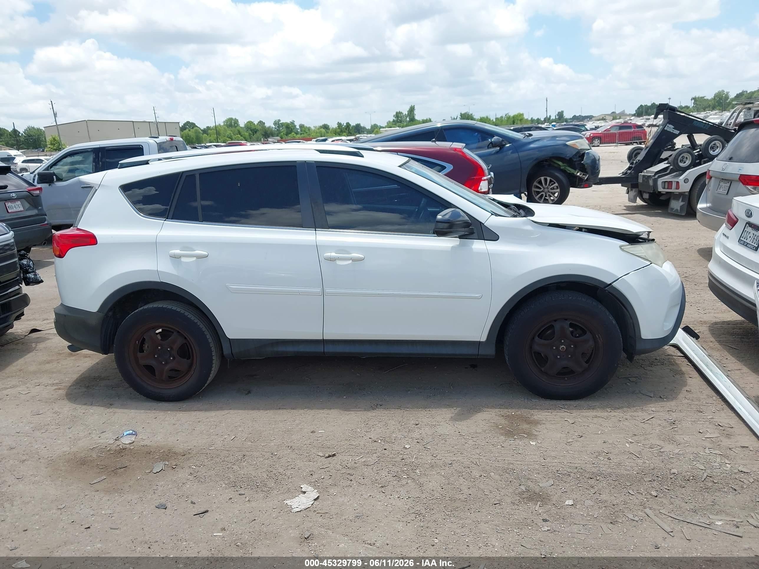 2015 Toyota Rav4 Le White vin: JTMZFREV3FJ035018