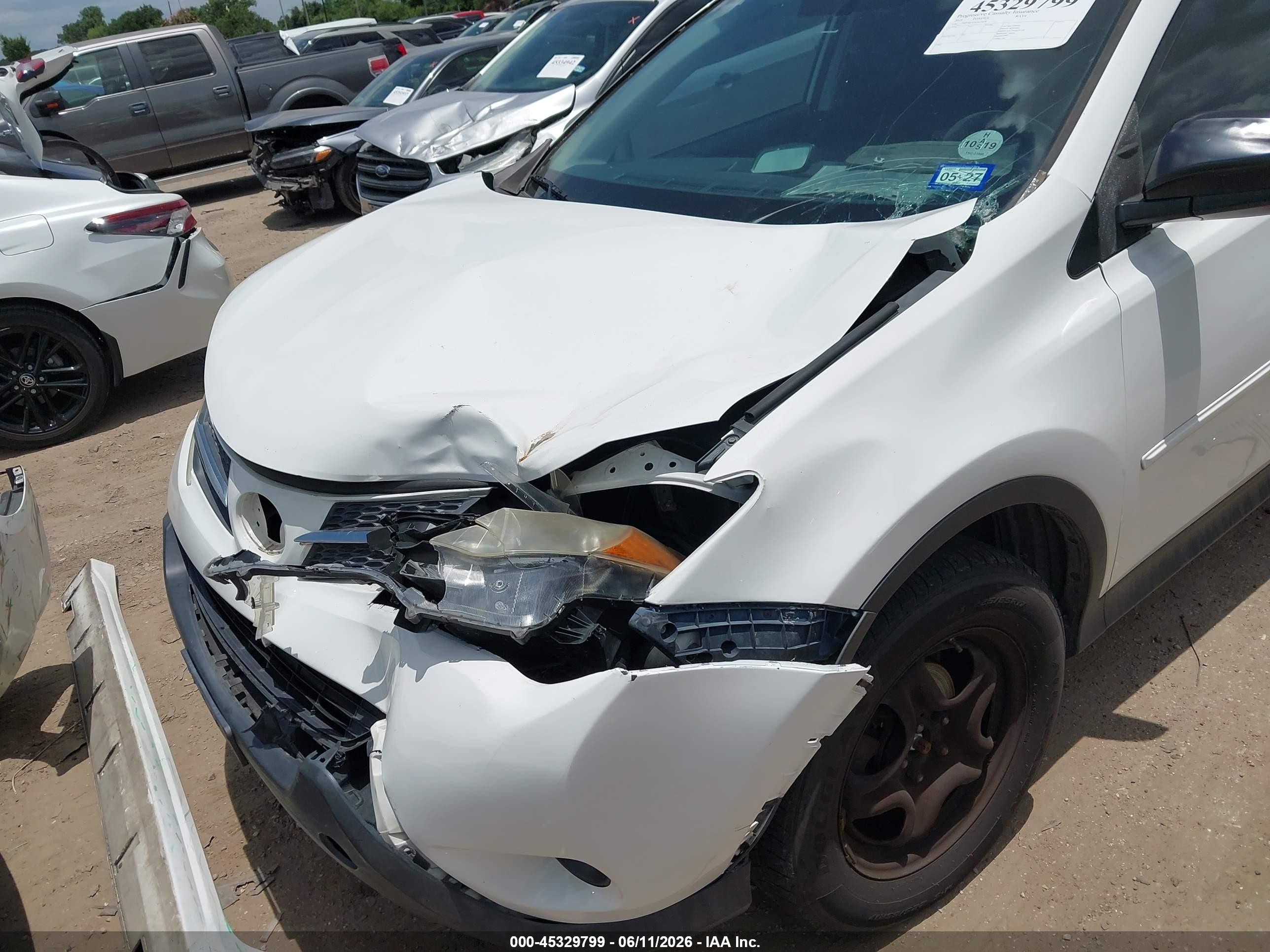 2015 Toyota Rav4 Le White vin: JTMZFREV3FJ035018