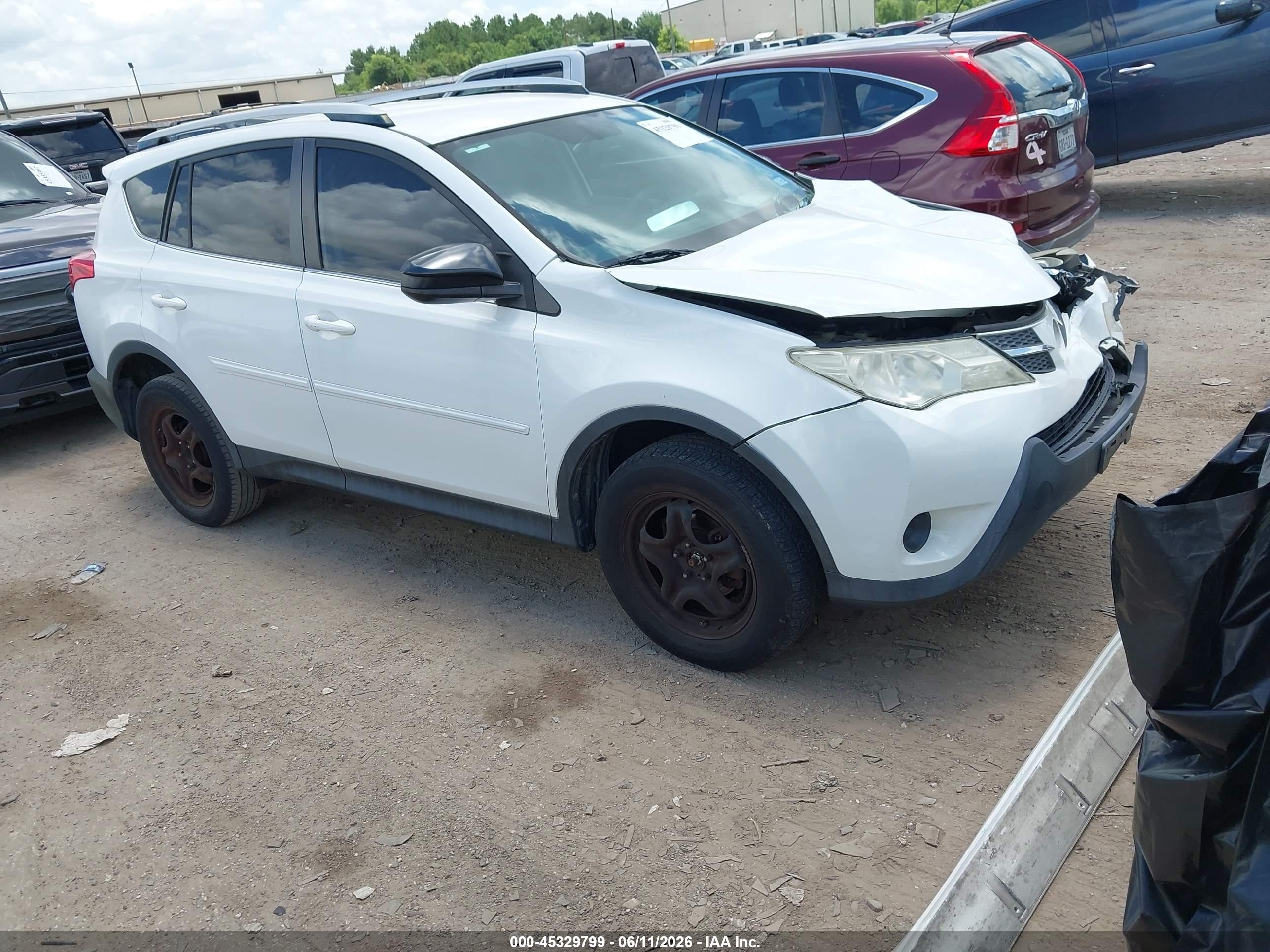 2015 Toyota Rav4 Le White vin: JTMZFREV3FJ035018