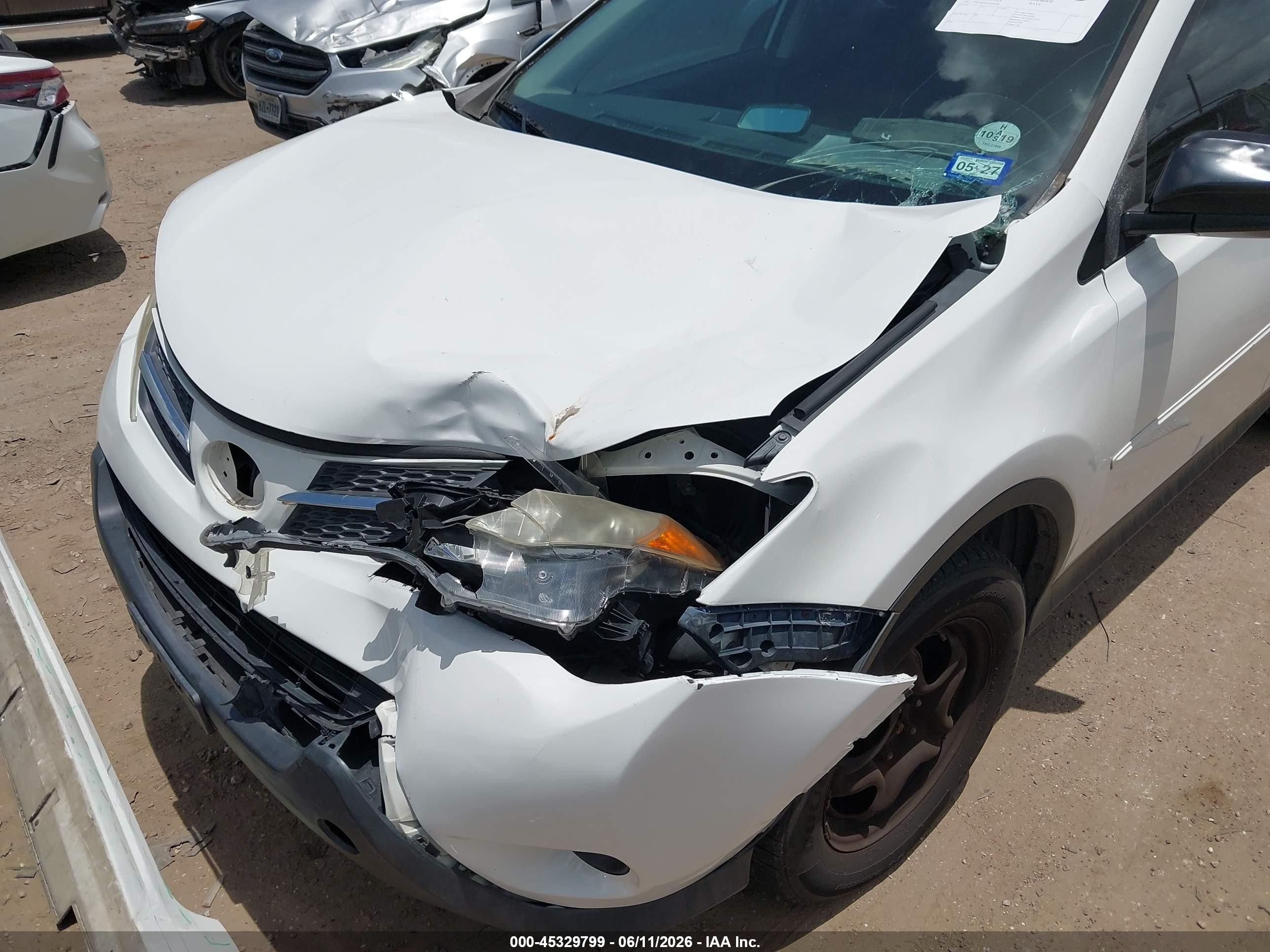 2015 Toyota Rav4 Le White vin: JTMZFREV3FJ035018