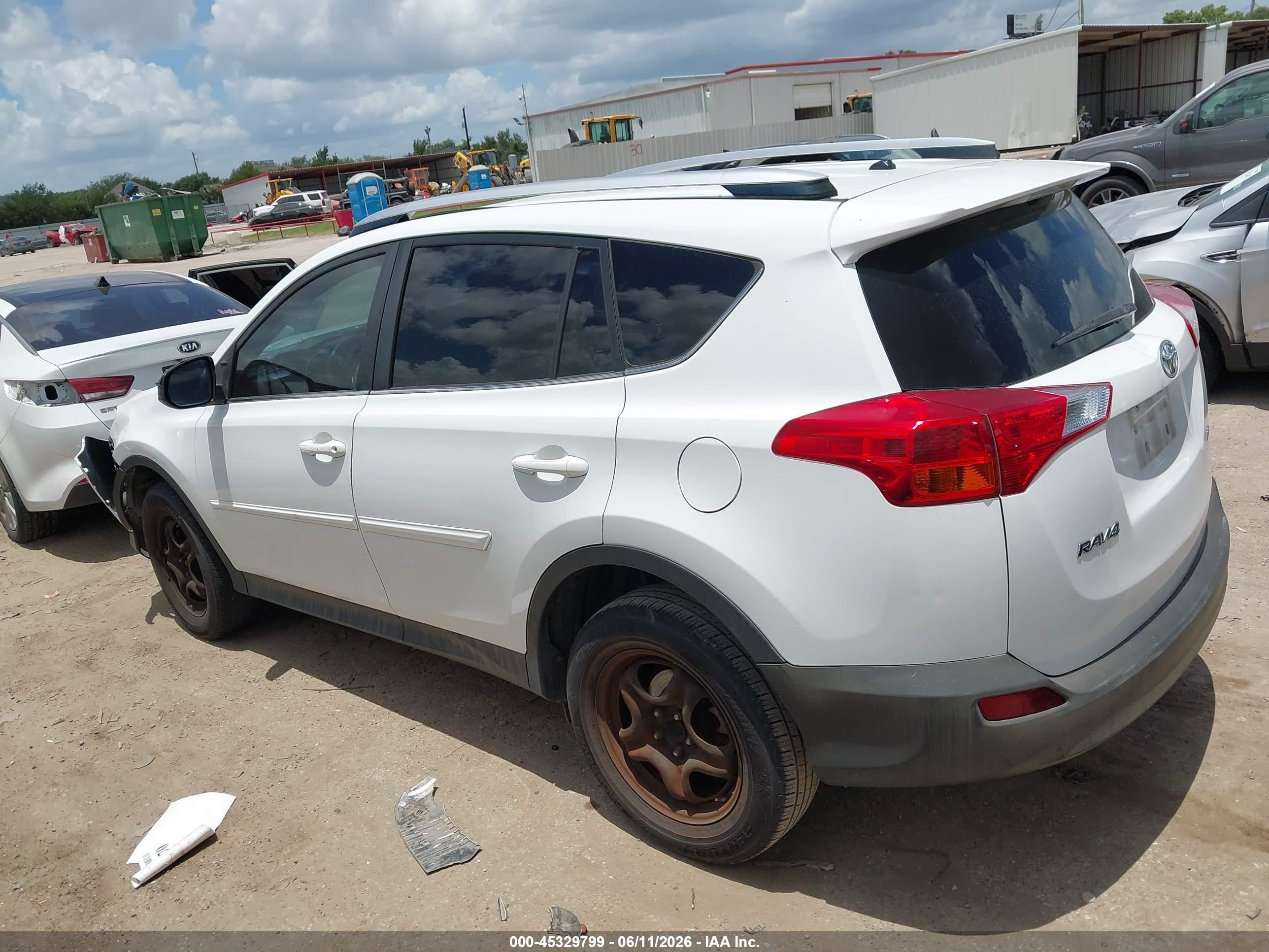 2015 Toyota Rav4 Le White vin: JTMZFREV3FJ035018
