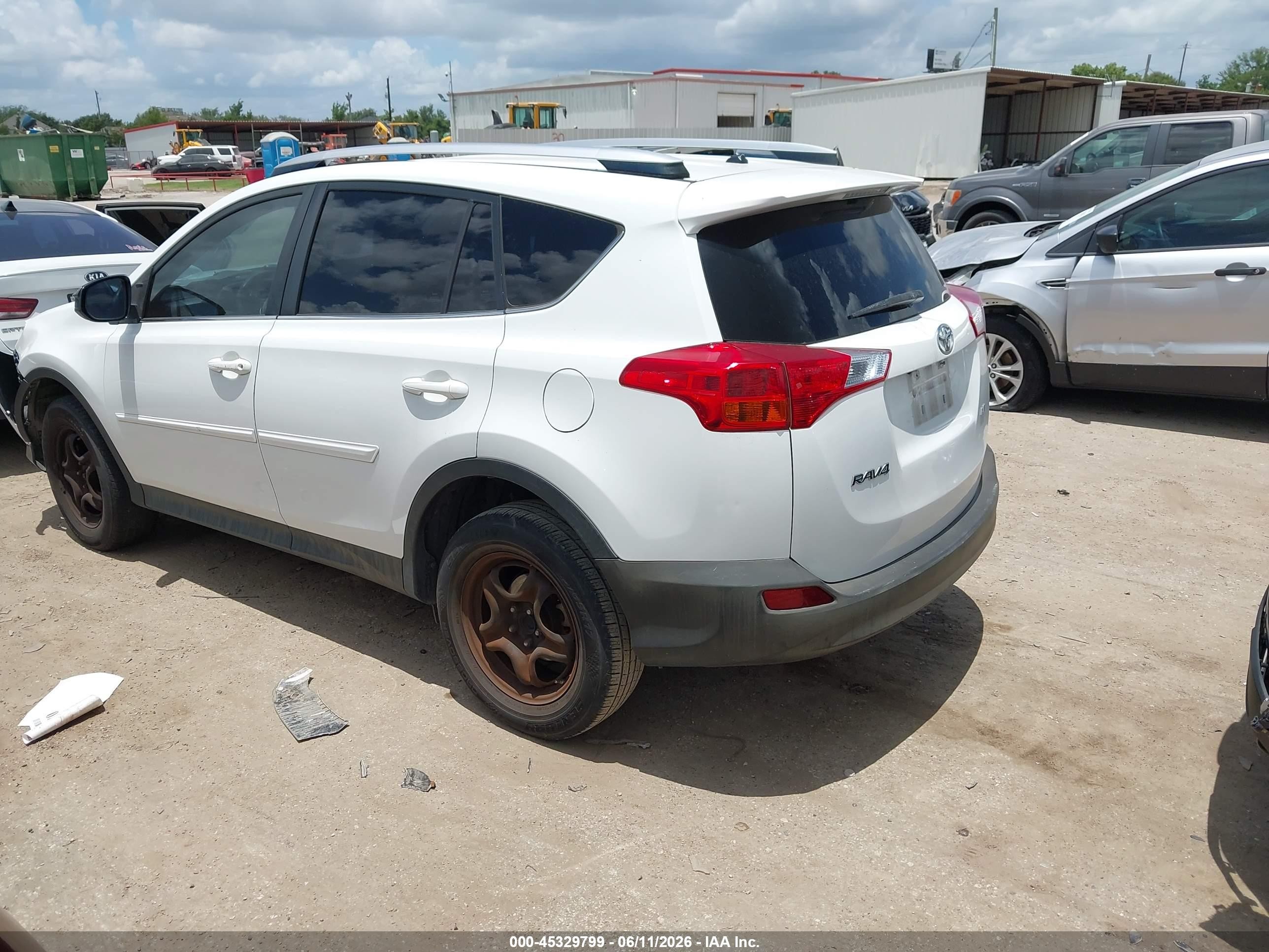 2015 Toyota Rav4 Le White vin: JTMZFREV3FJ035018