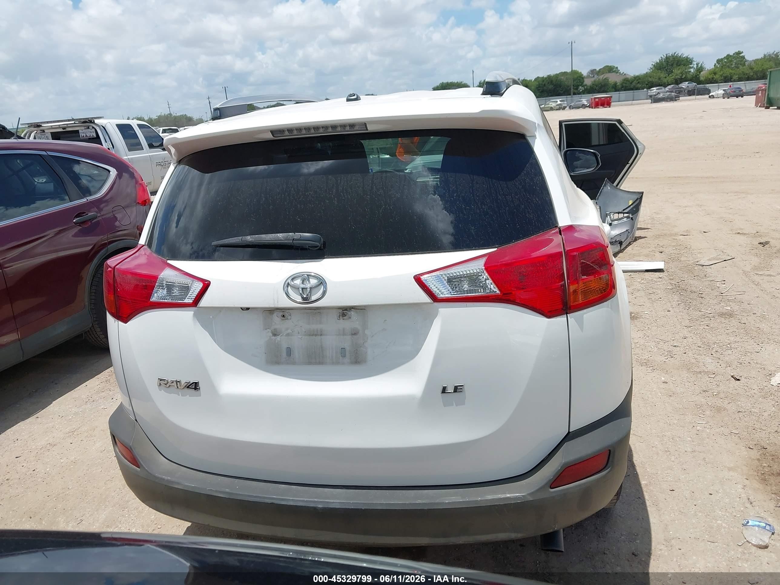 2015 Toyota Rav4 Le White vin: JTMZFREV3FJ035018
