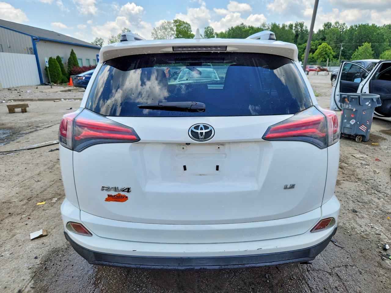 2016 Toyota Rav4 Le White vin: JTMZFREV3GJ100516