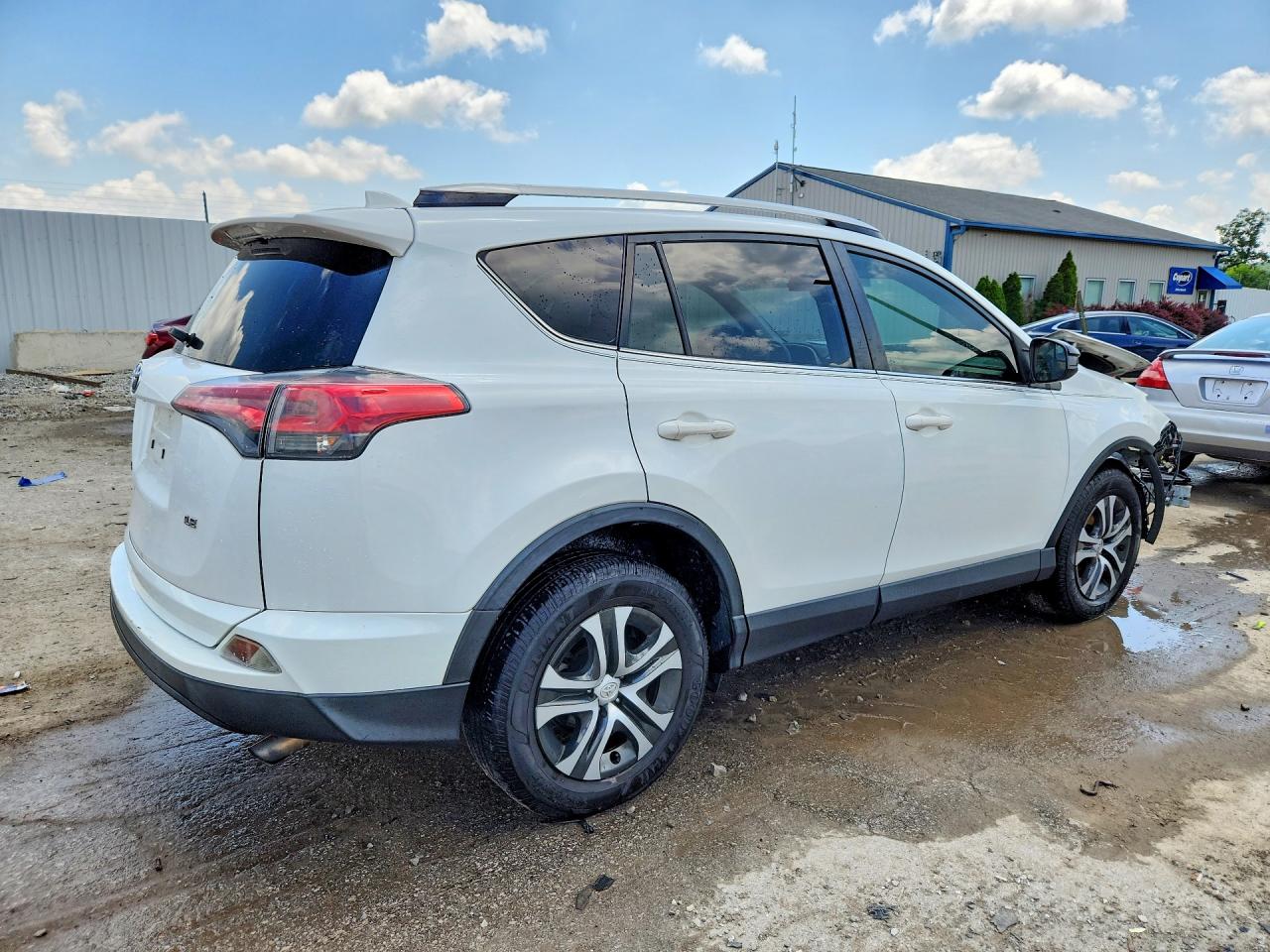 2016 Toyota Rav4 Le White vin: JTMZFREV3GJ100516