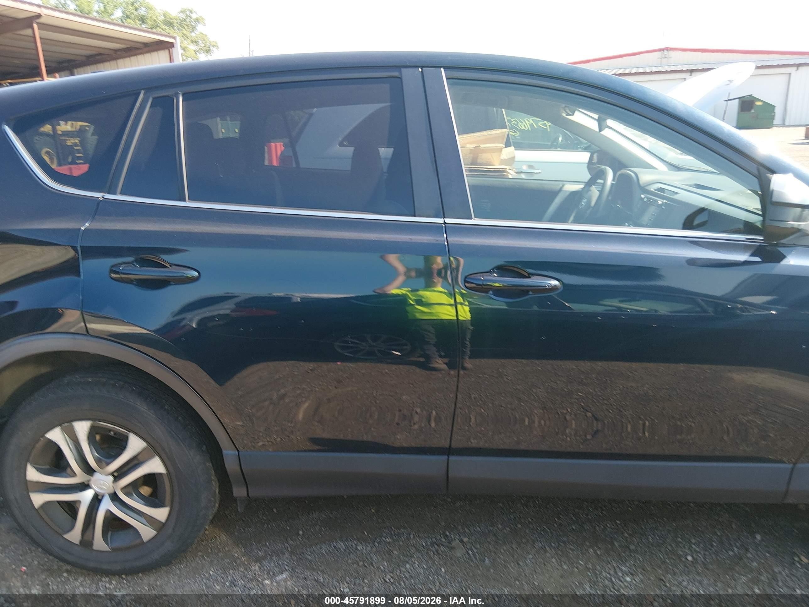 2017 Toyota Rav4 Le Blue vin: JTMZFREV3HJ717285