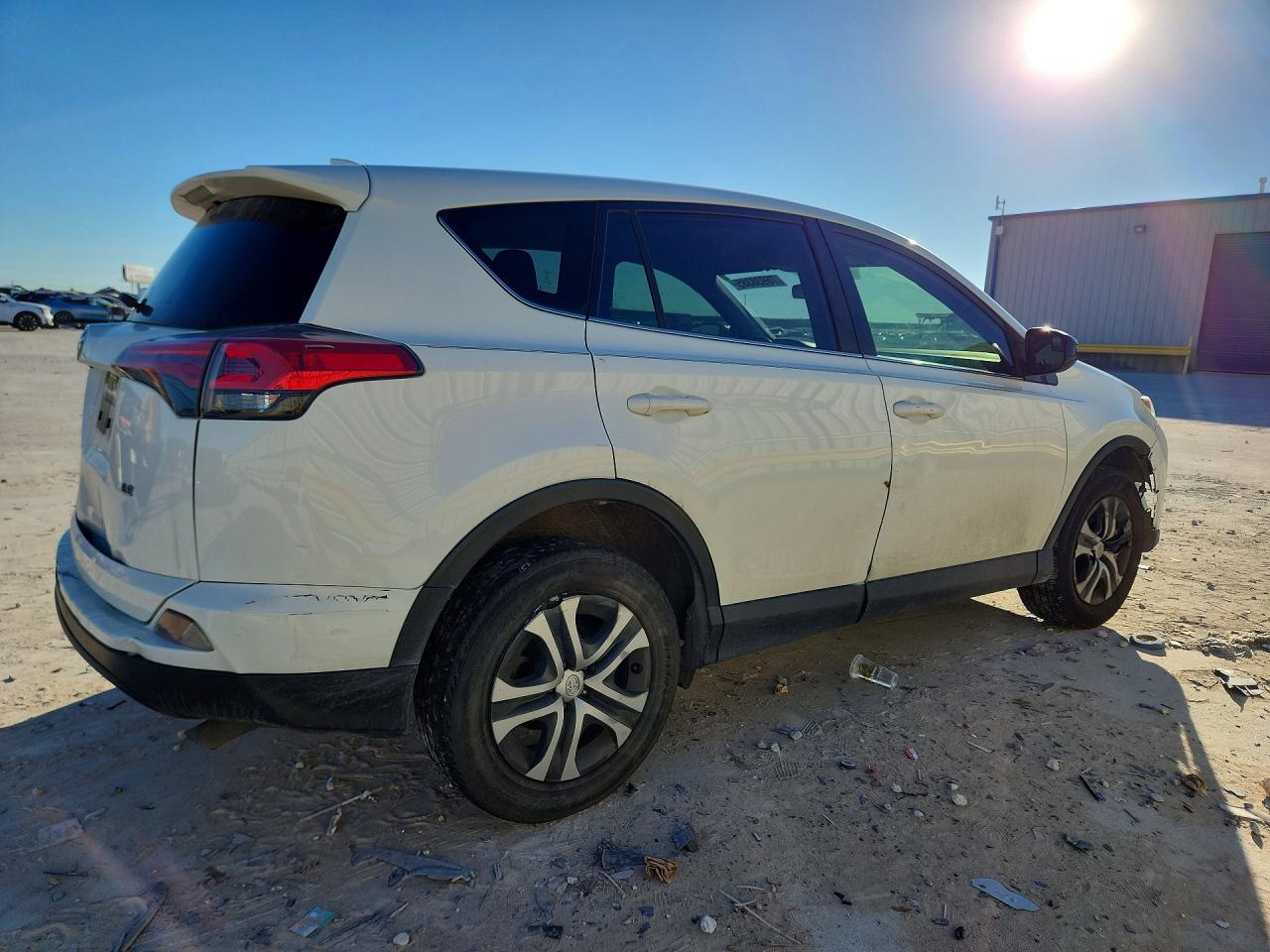 2018 Toyota Rav4 Le White vin: JTMZFREV3JJ734206