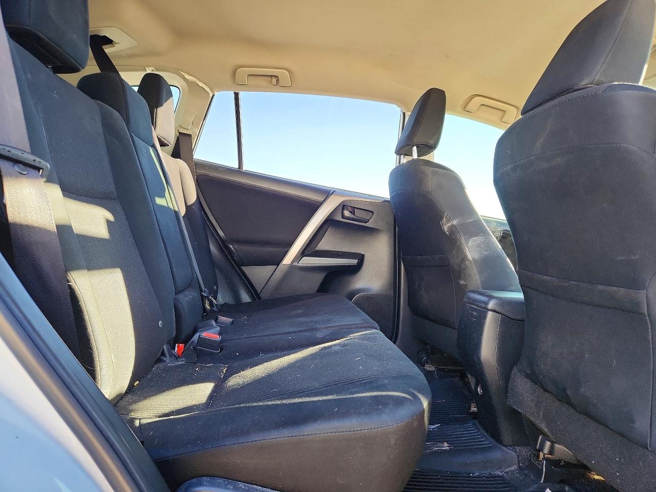 2018 Toyota Rav4 Le White vin: JTMZFREV3JJ734206