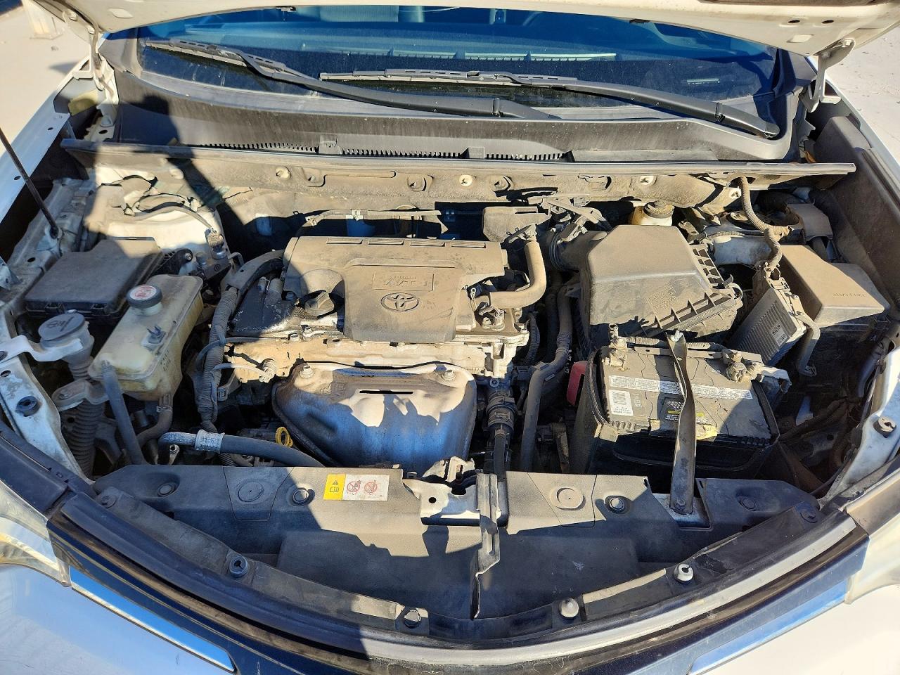 2018 Toyota Rav4 Le White vin: JTMZFREV3JJ734206