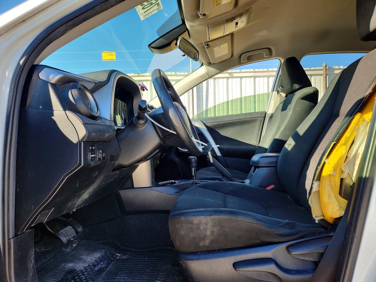 2018 Toyota Rav4 Le White vin: JTMZFREV3JJ734206