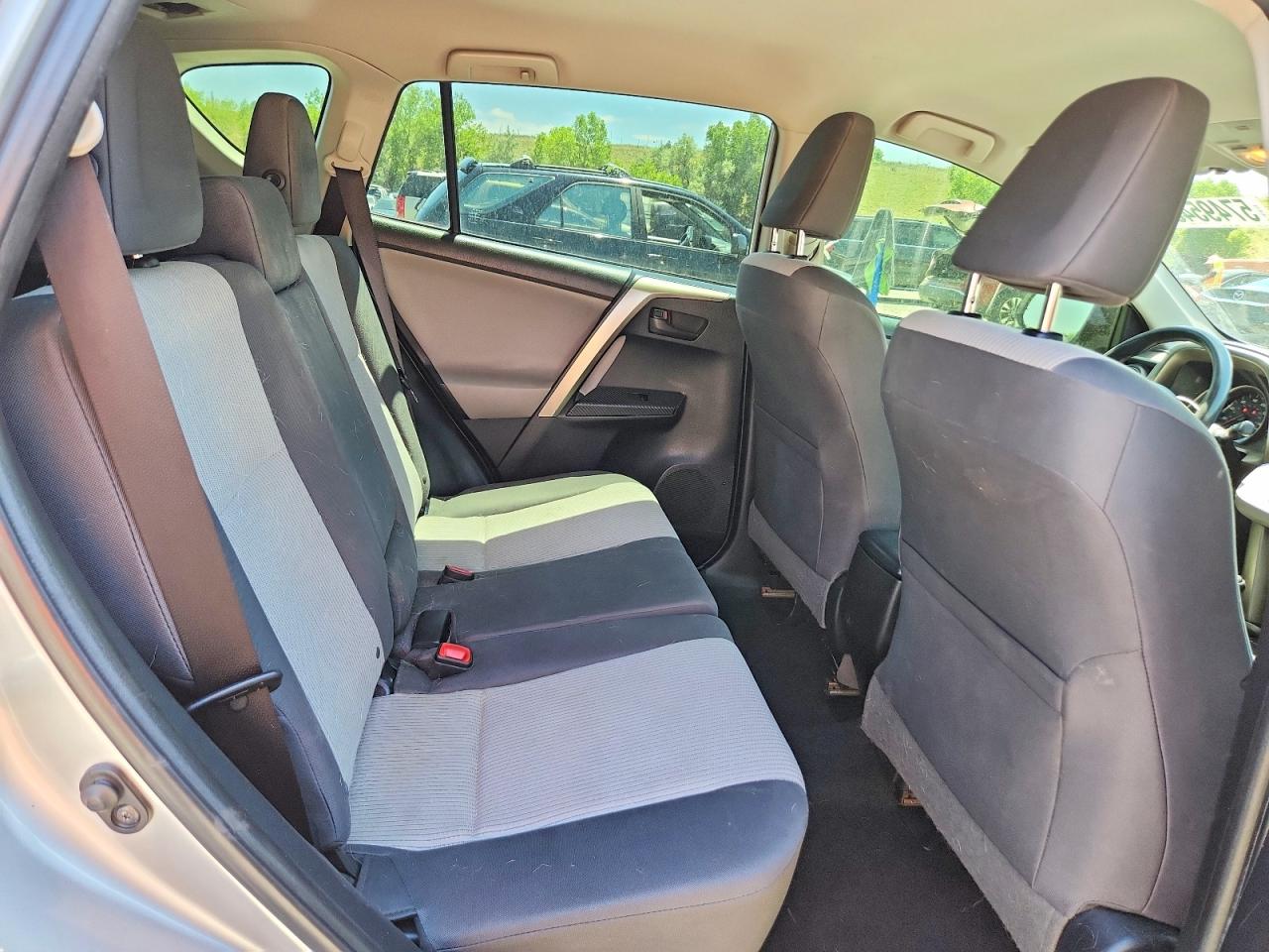 2014 Toyota Rav4 Le Silver vin: JTMZFREV4EJ019585