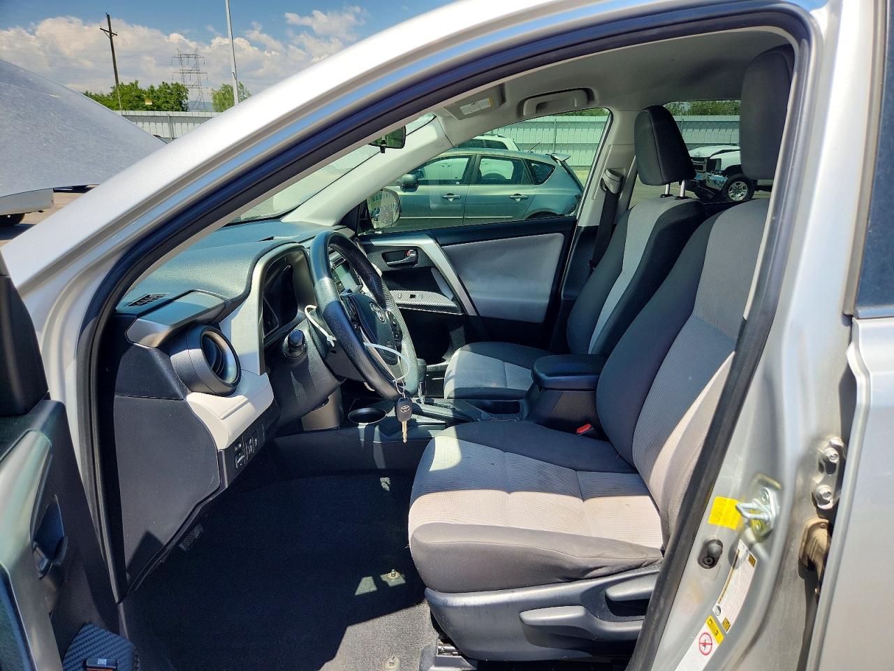 2014 Toyota Rav4 Le Silver vin: JTMZFREV4EJ019585
