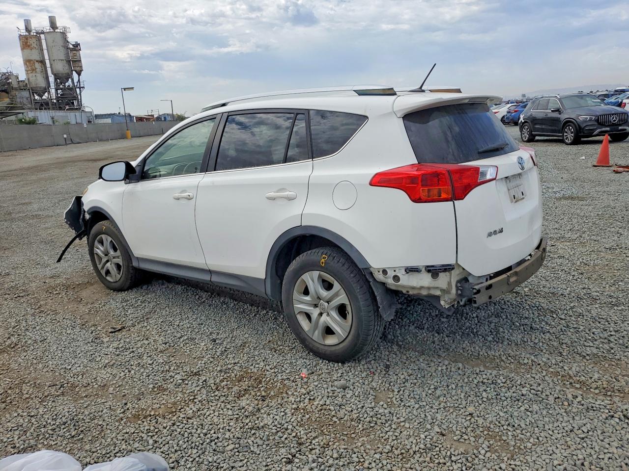 2015 Toyota Rav4 Le Белый vin: JTMZFREV4FD043000