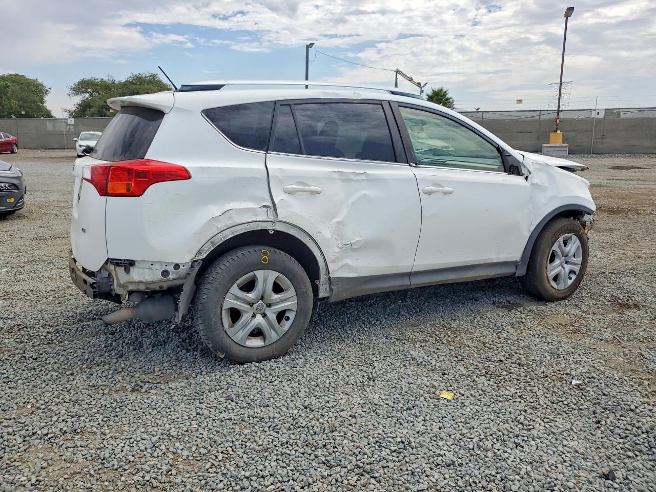 2015 Toyota Rav4 Le Белый vin: JTMZFREV4FD043000