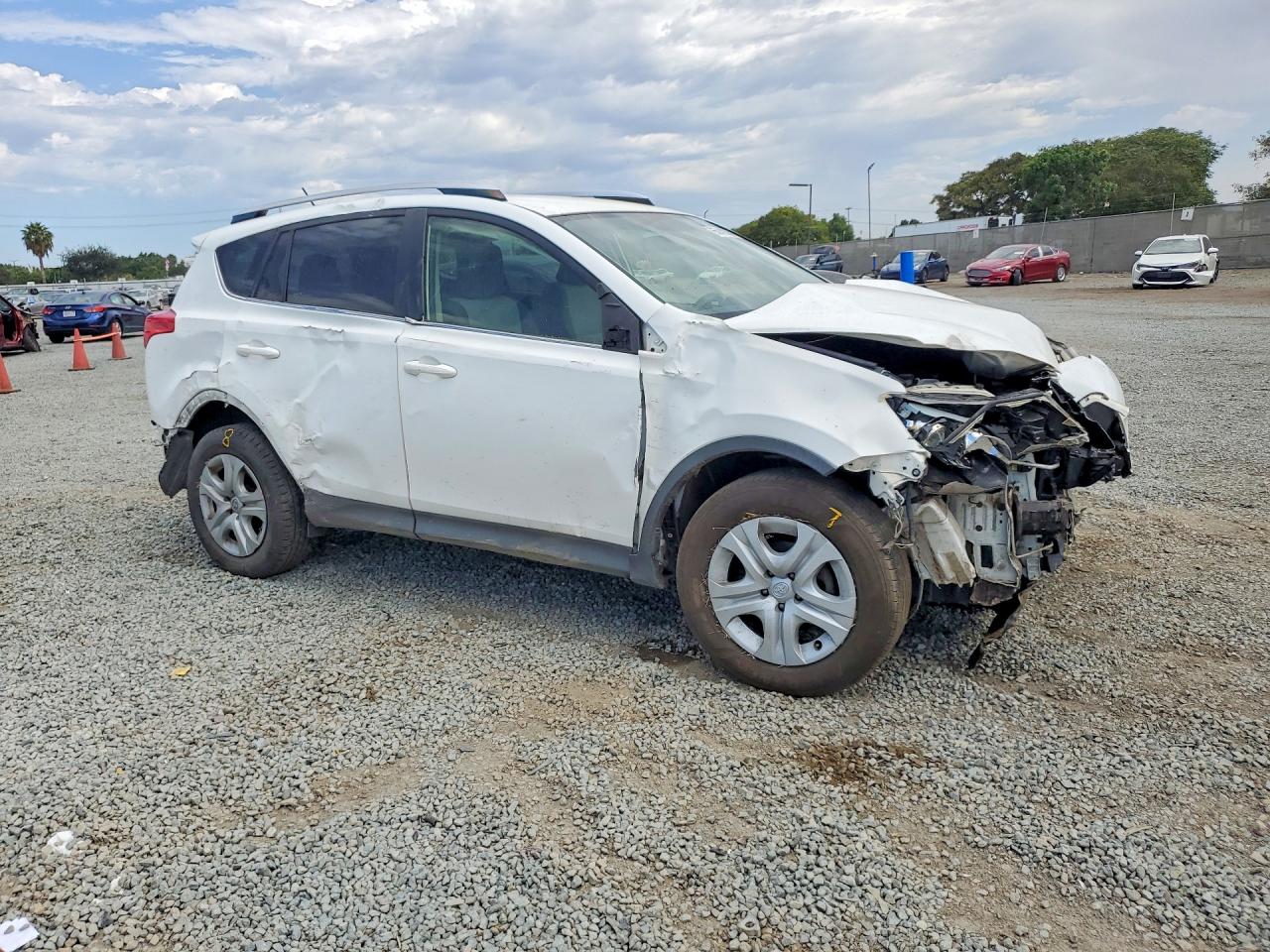 2015 Toyota Rav4 Le Белый vin: JTMZFREV4FD043000