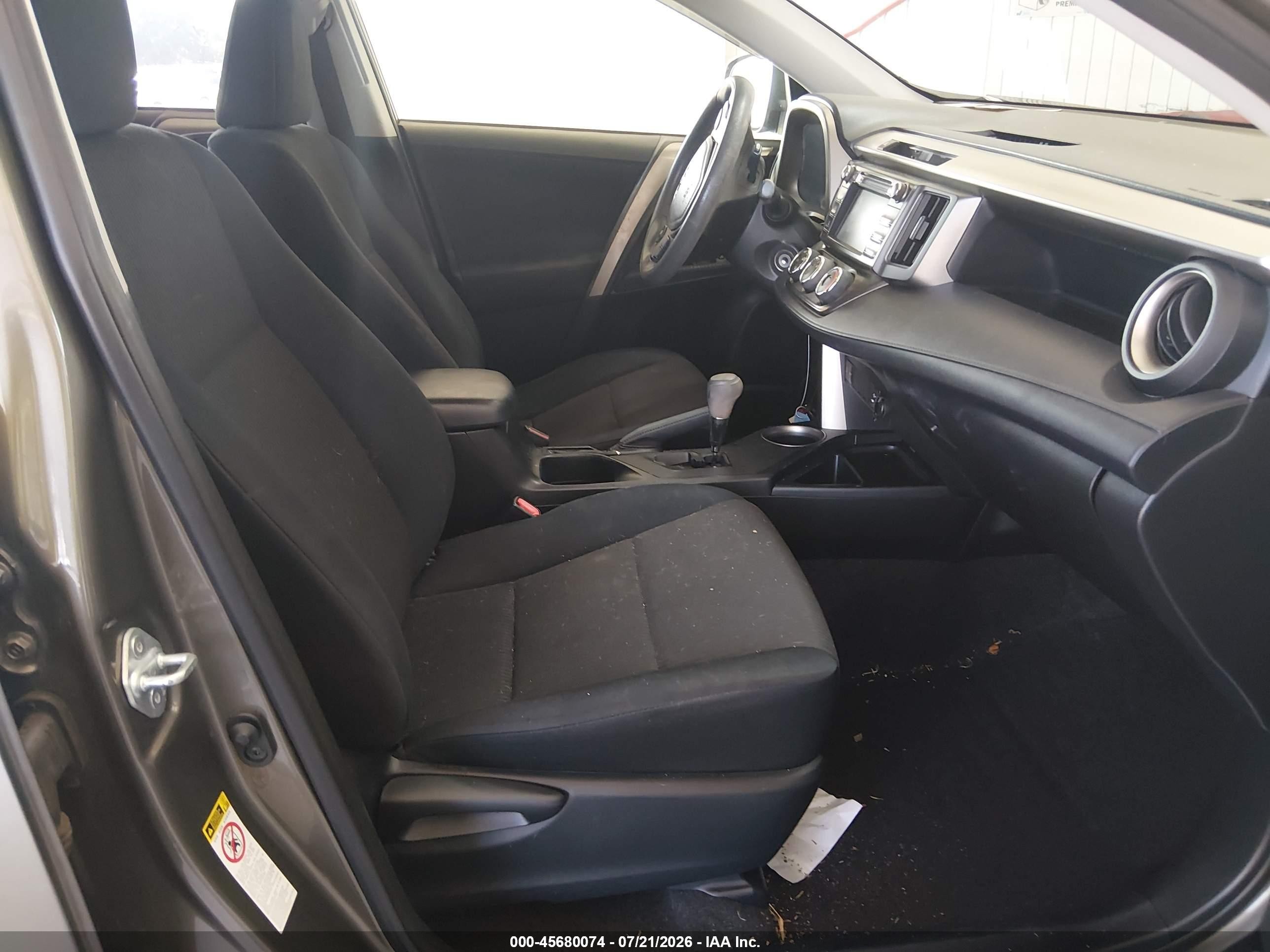 2015 Toyota Rav4 Le Beige vin: JTMZFREV4FD043658