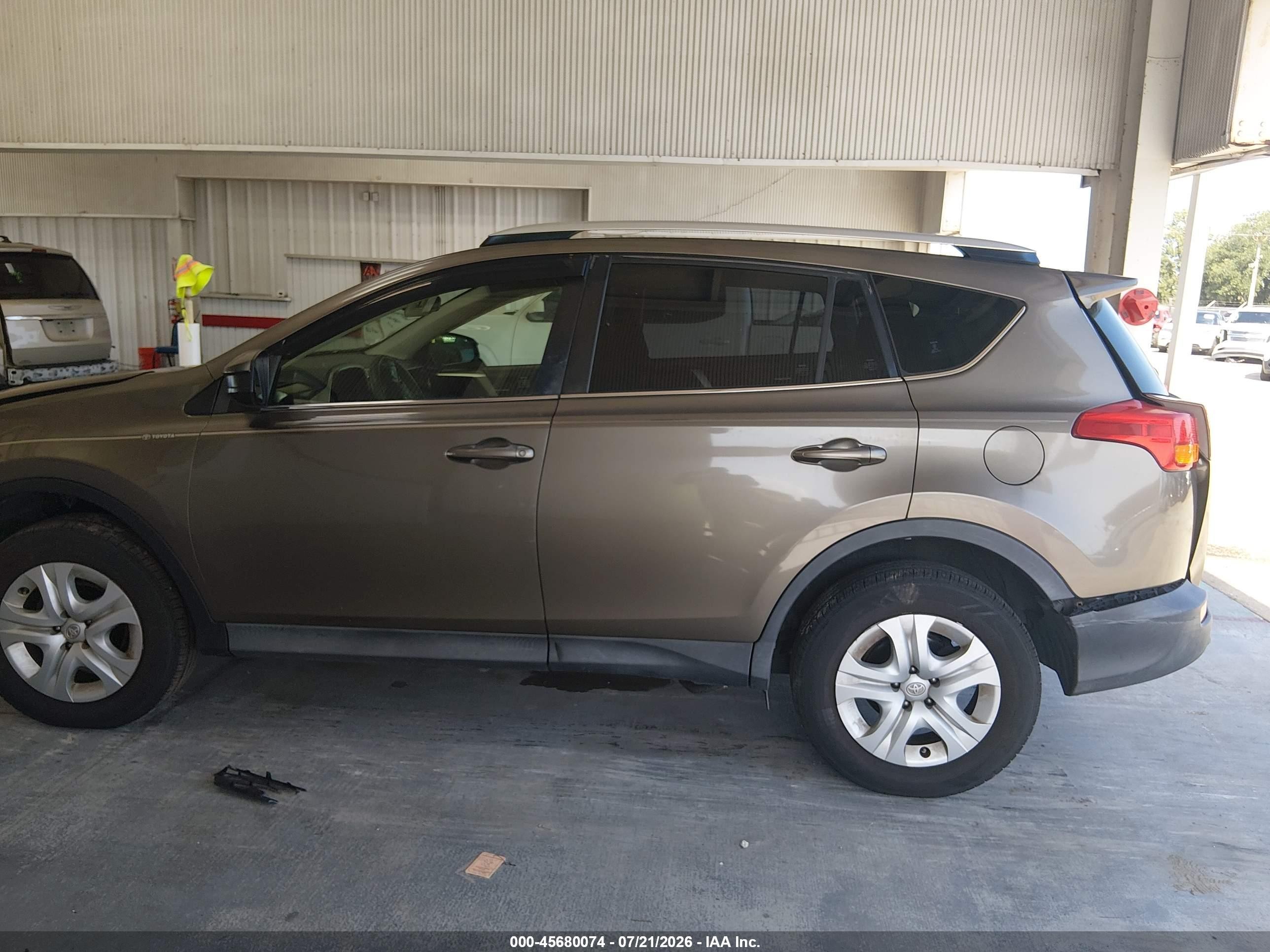2015 Toyota Rav4 Le Beige vin: JTMZFREV4FD043658