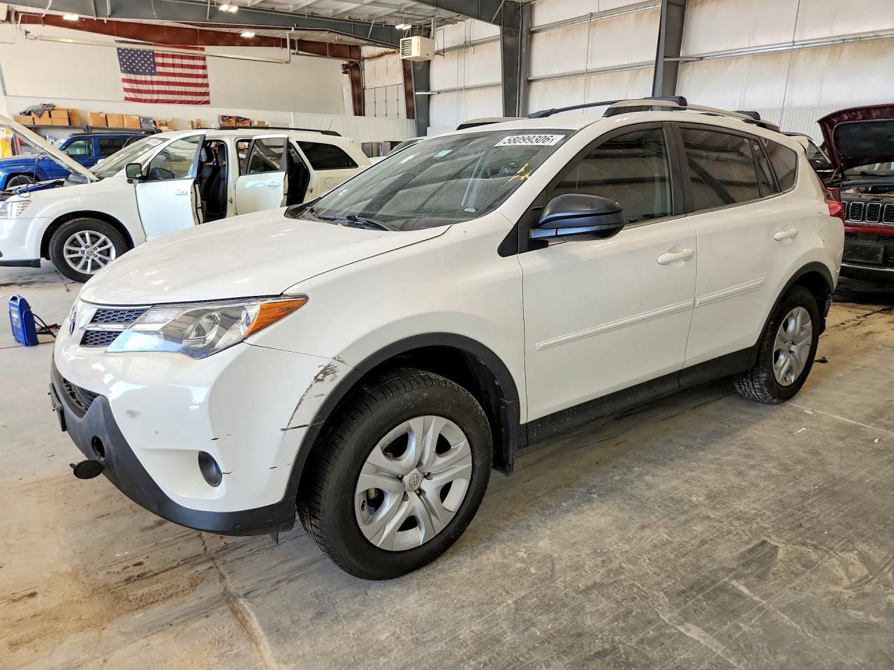 2015 Toyota Rav4 Le White vin: JTMZFREV4FD044745