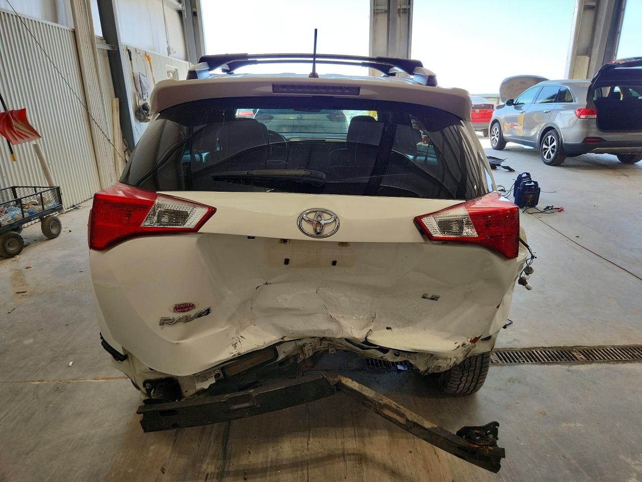 2015 Toyota Rav4 Le White vin: JTMZFREV4FD044745