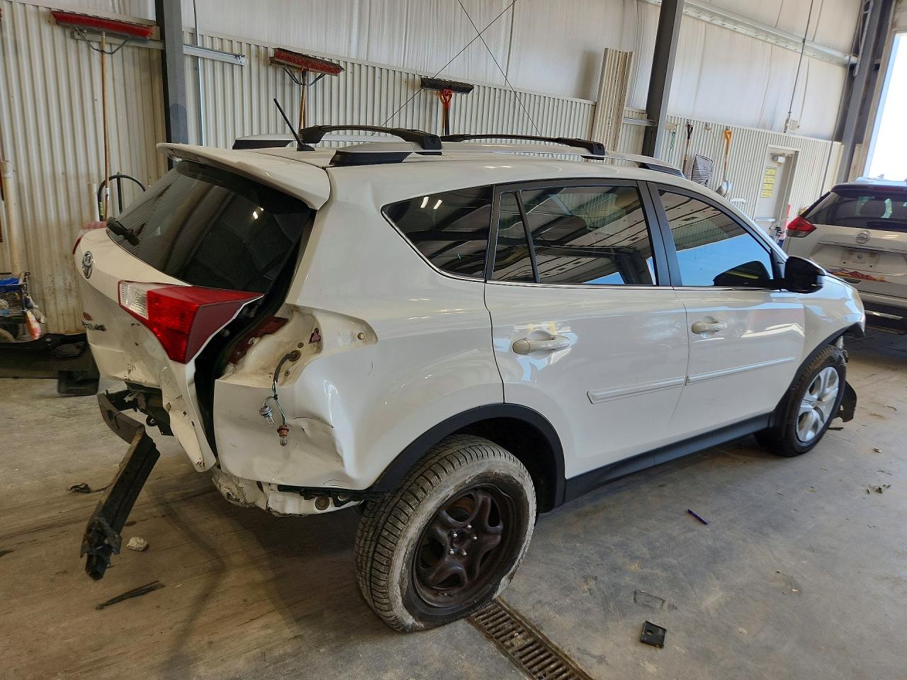 2015 Toyota Rav4 Le White vin: JTMZFREV4FD044745