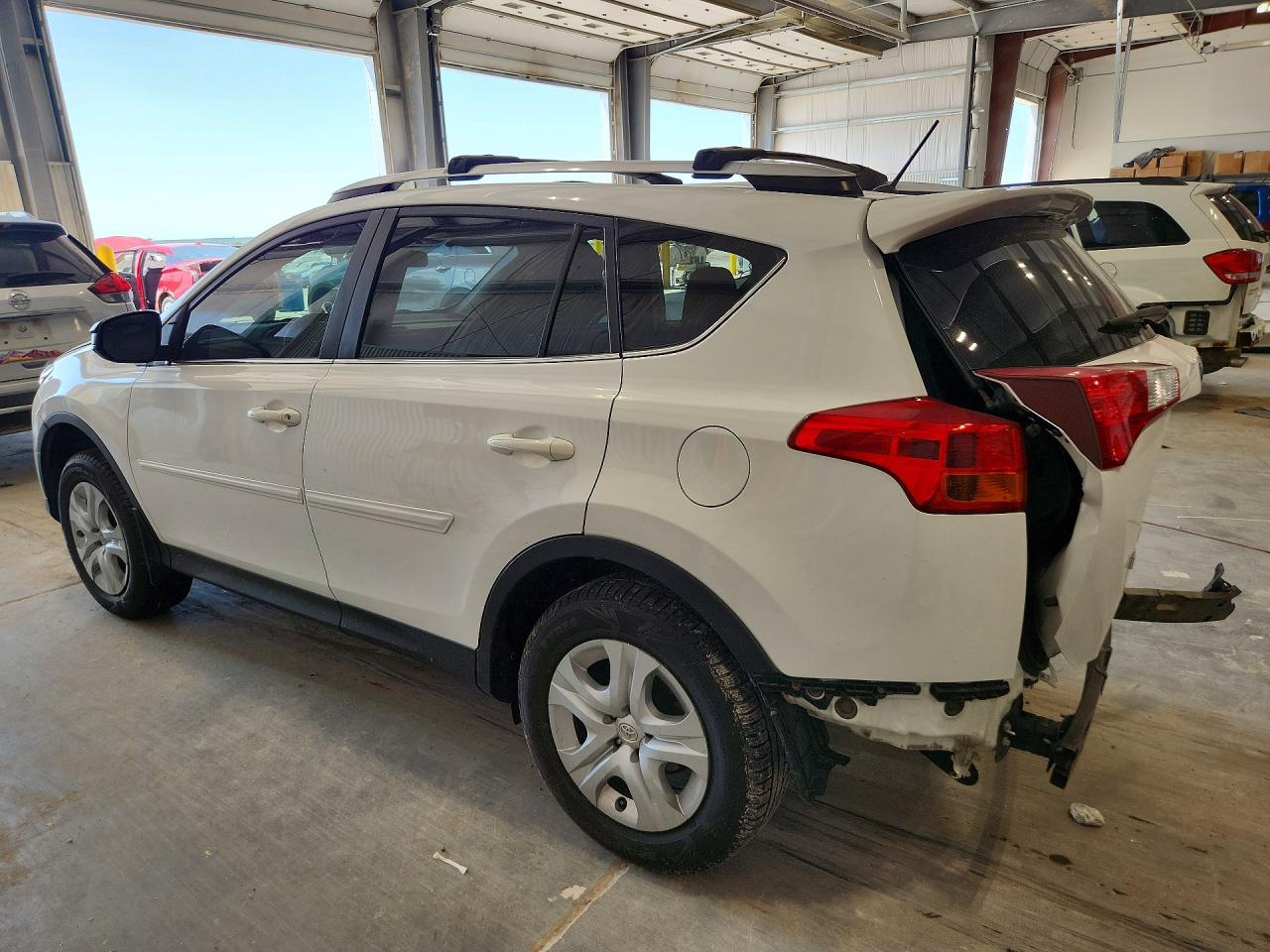 2015 Toyota Rav4 Le White vin: JTMZFREV4FD044745