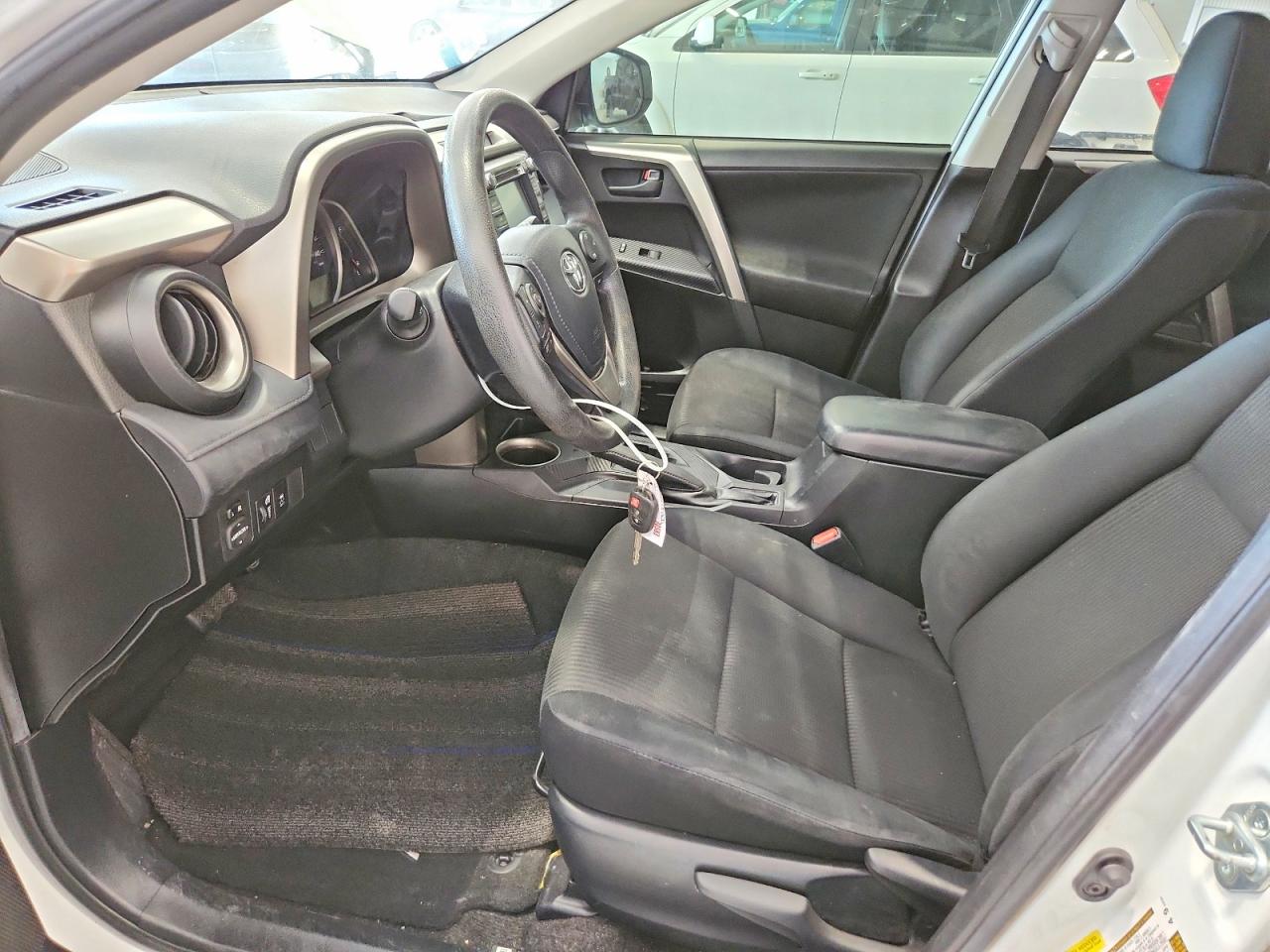 2015 Toyota Rav4 Le White vin: JTMZFREV4FD044745