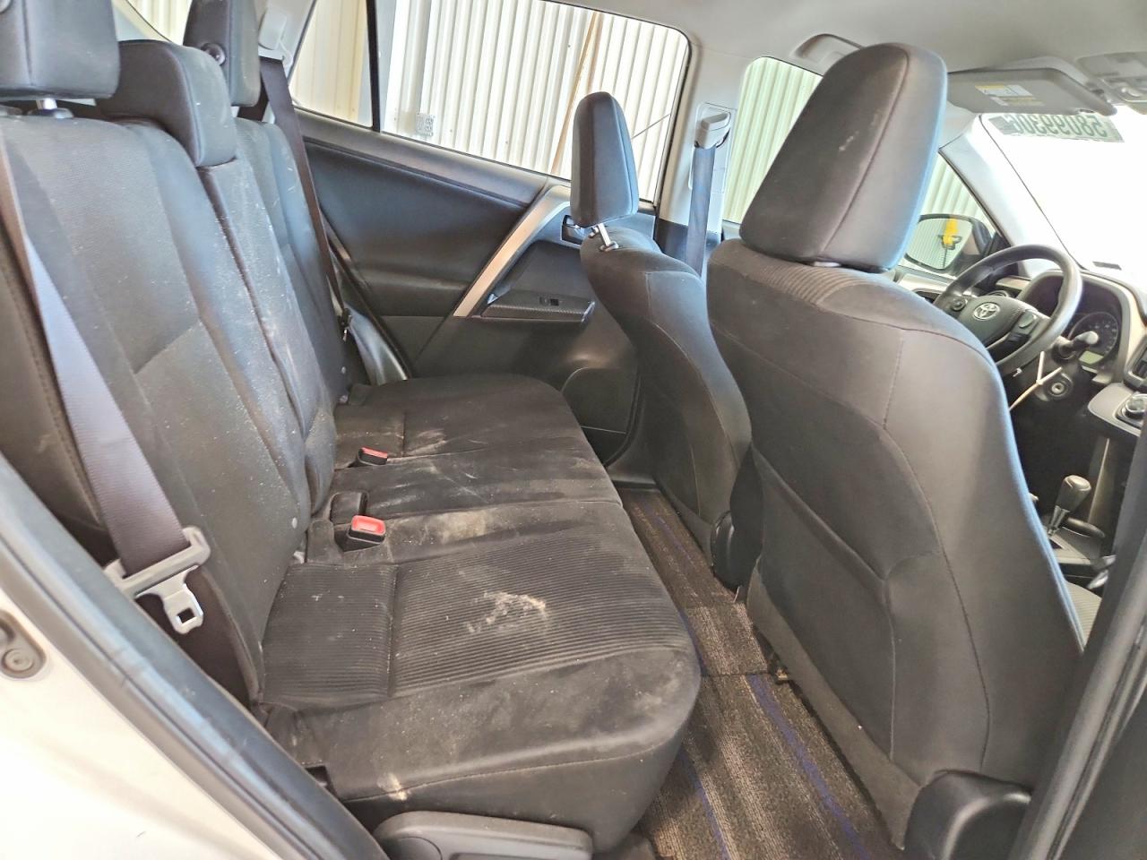 2015 Toyota Rav4 Le White vin: JTMZFREV4FD044745