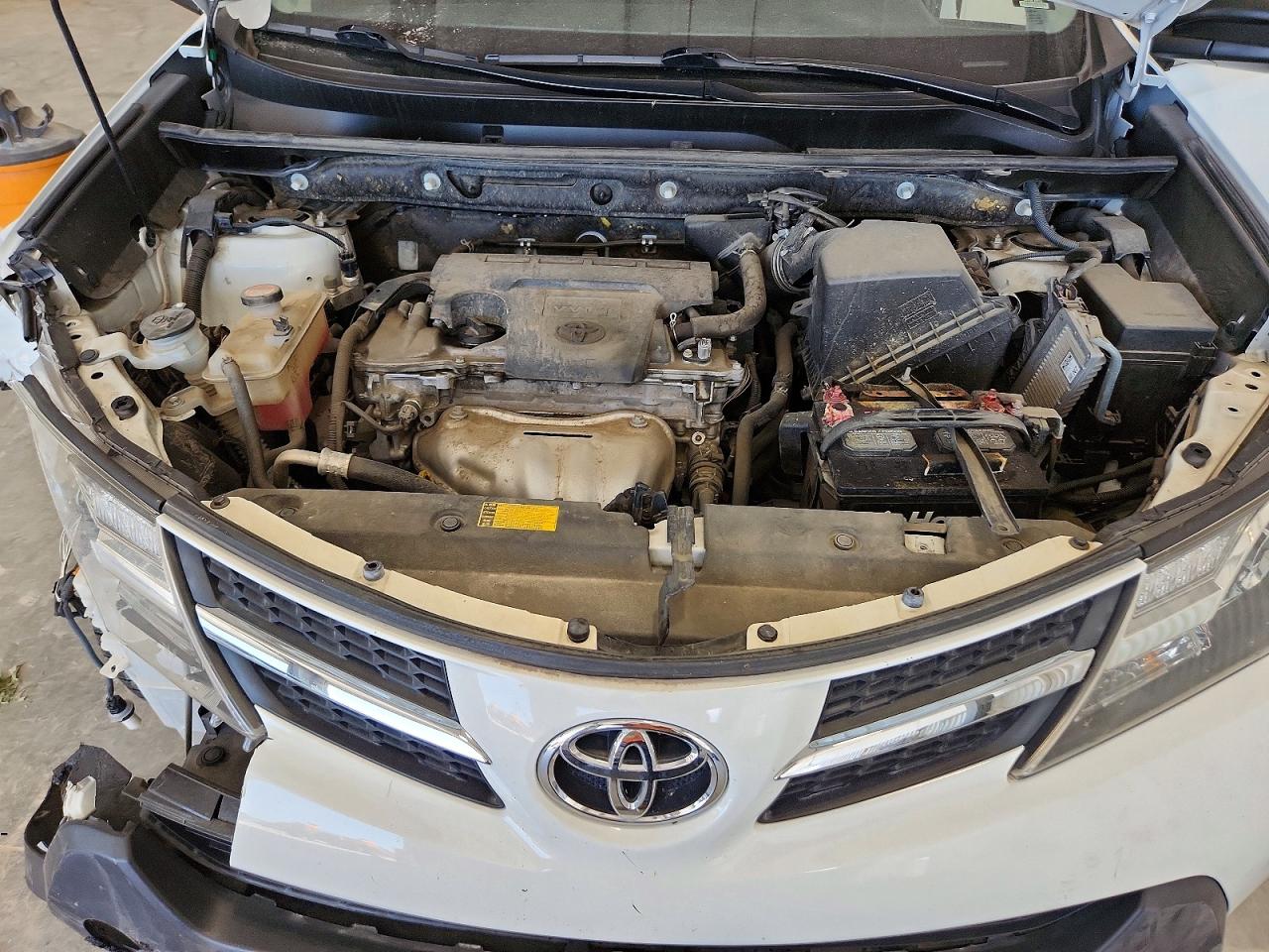 2015 Toyota Rav4 Le White vin: JTMZFREV4FD044745