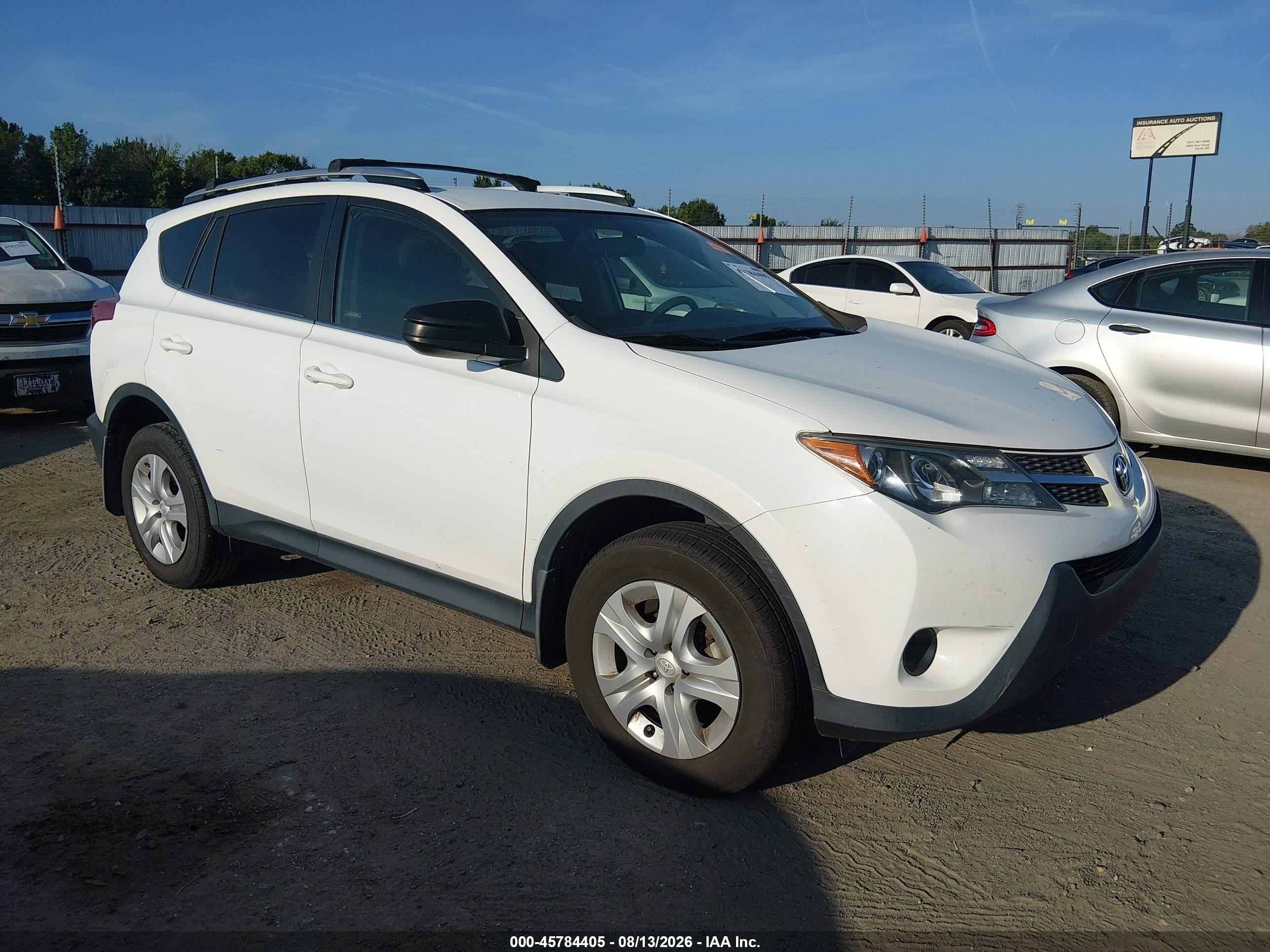 2015 Toyota Rav4 Le White vin: JTMZFREV4FJ031706