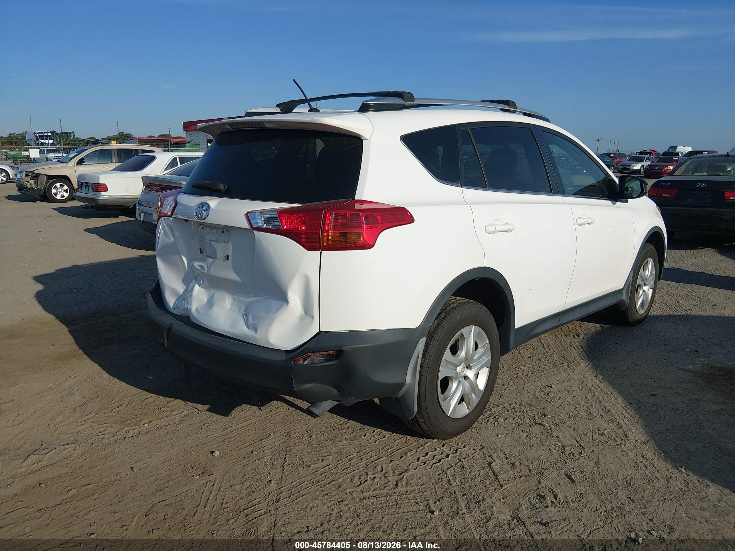 2015 Toyota Rav4 Le White vin: JTMZFREV4FJ031706