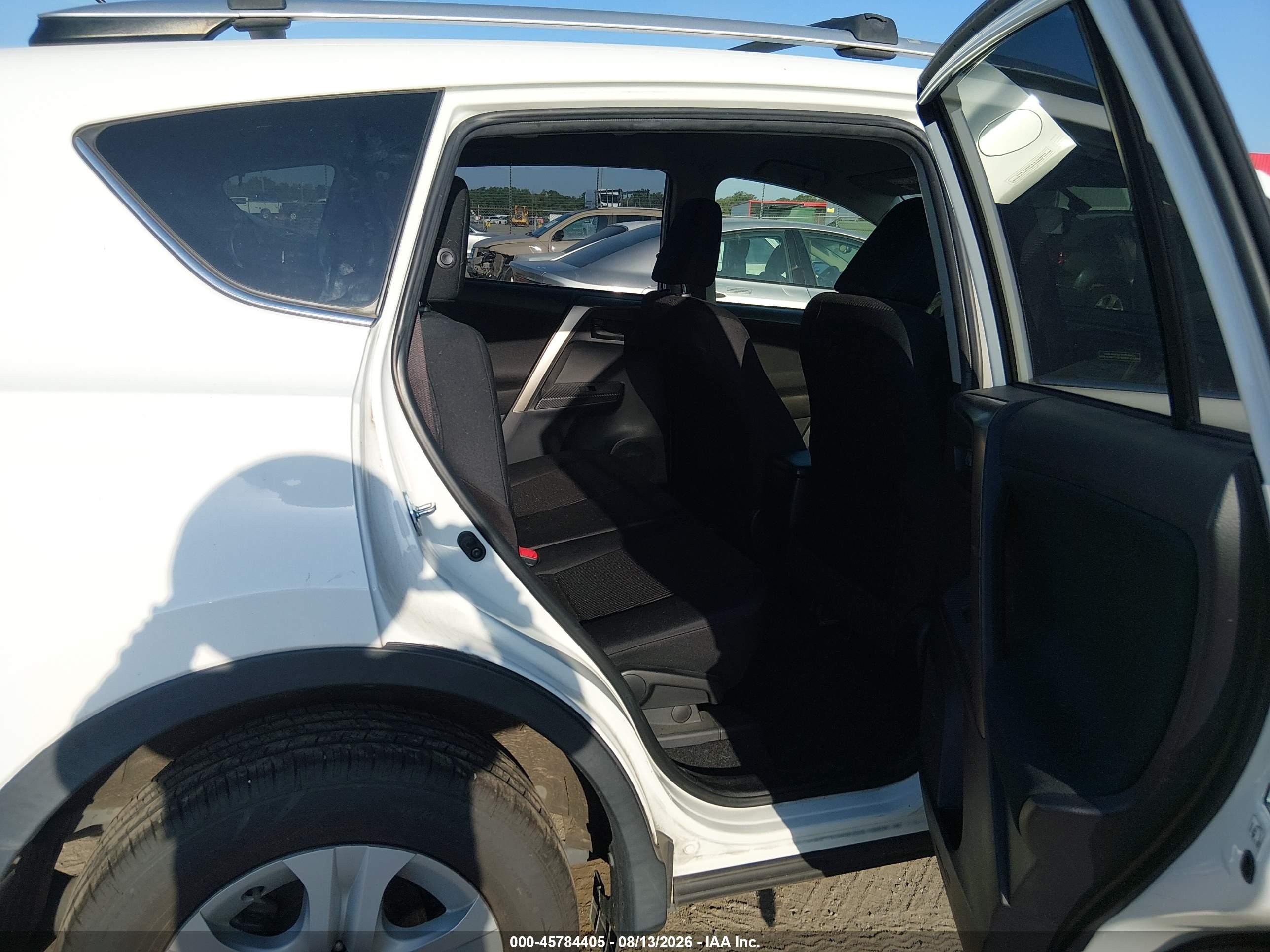 2015 Toyota Rav4 Le White vin: JTMZFREV4FJ031706