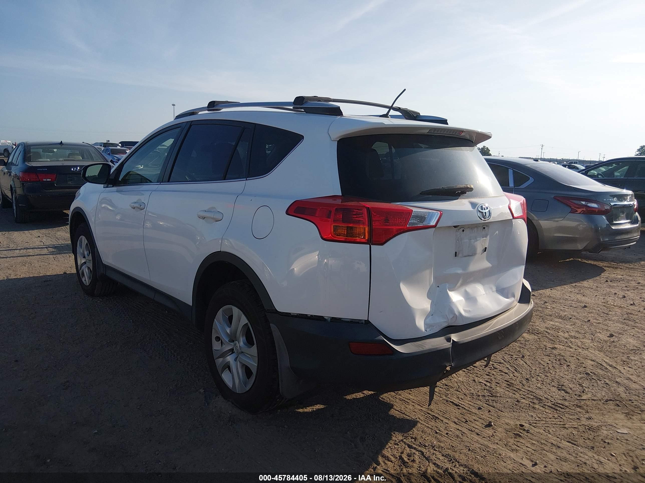 2015 Toyota Rav4 Le White vin: JTMZFREV4FJ031706