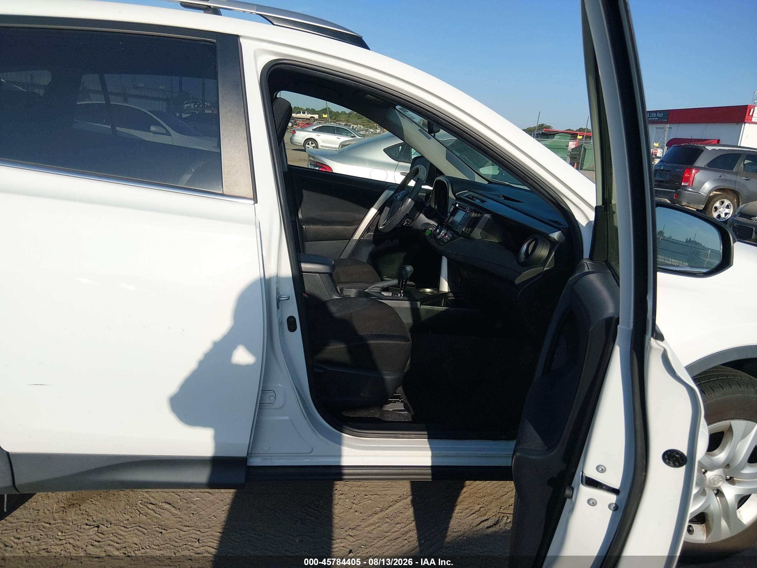 2015 Toyota Rav4 Le White vin: JTMZFREV4FJ031706