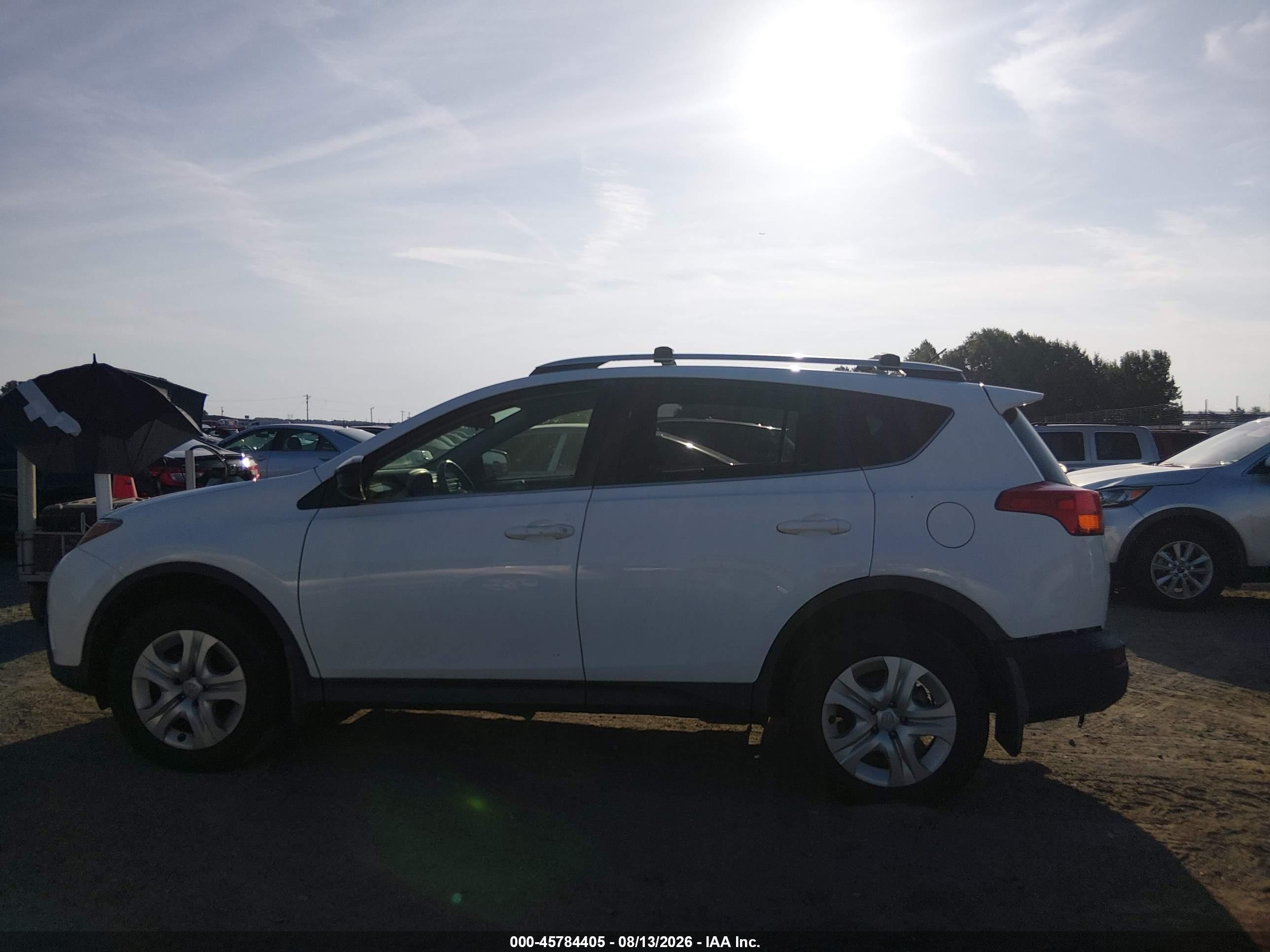2015 Toyota Rav4 Le White vin: JTMZFREV4FJ031706