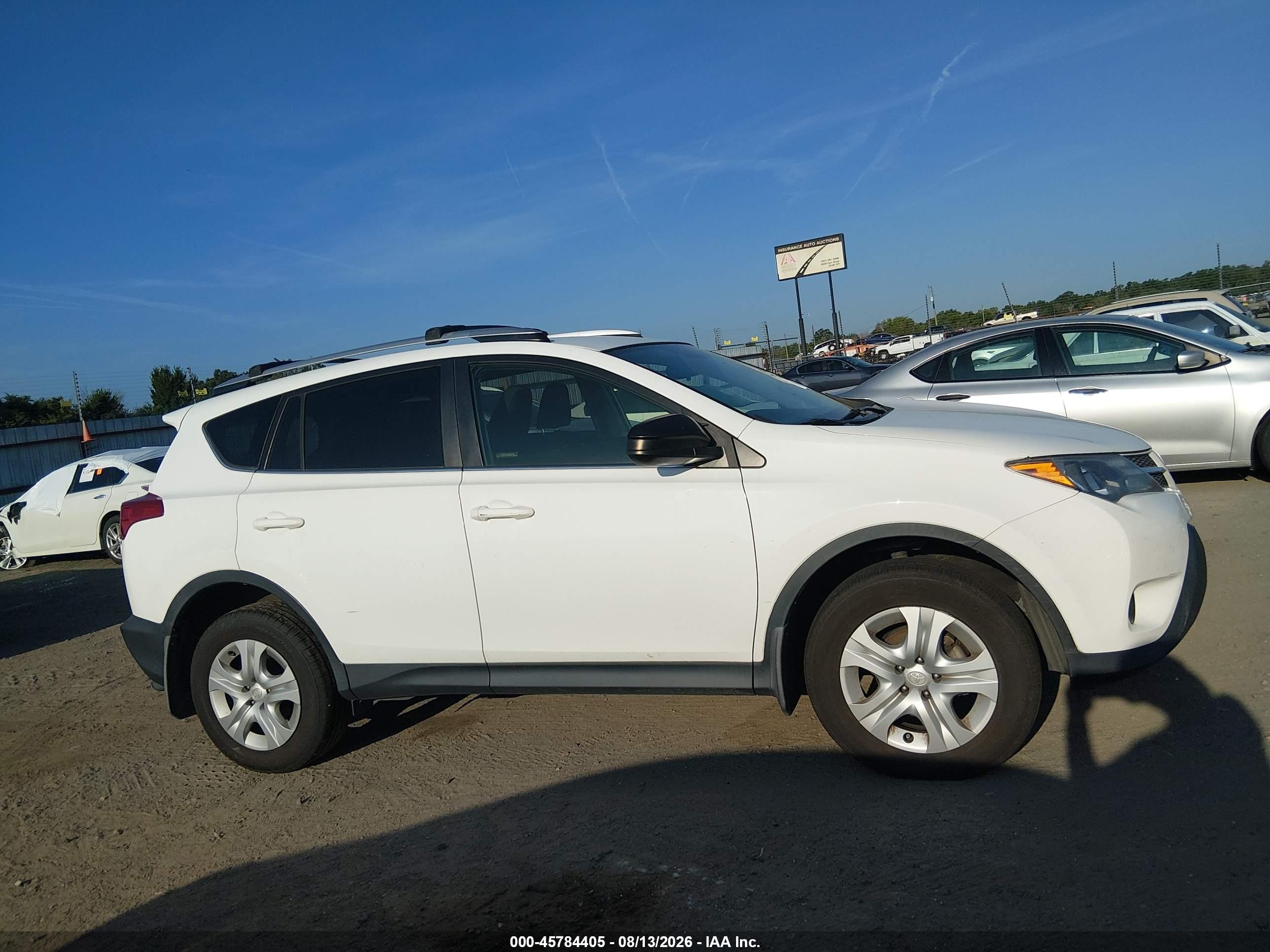 2015 Toyota Rav4 Le White vin: JTMZFREV4FJ031706