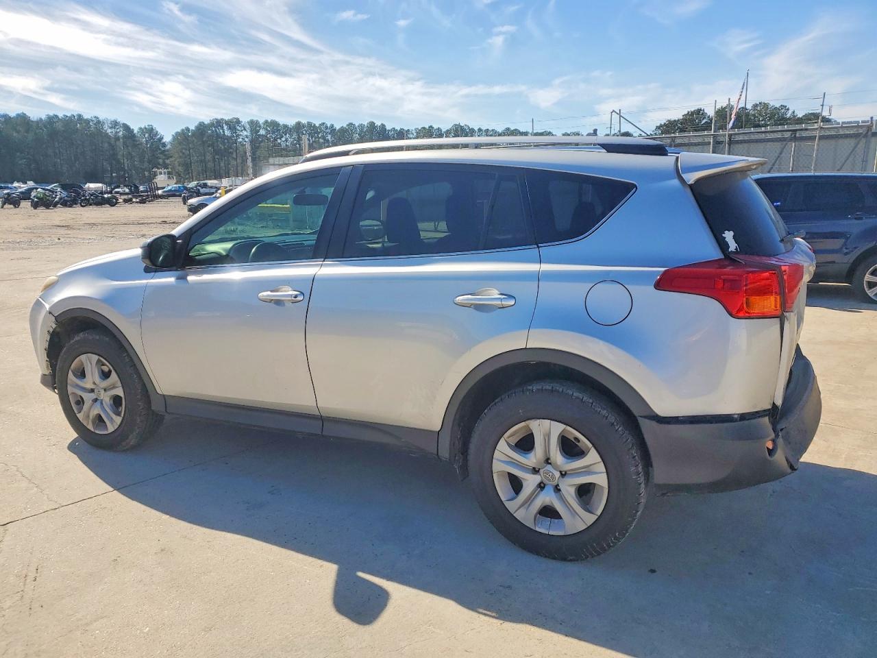 2015 Toyota Rav4 Le Silver vin: JTMZFREV4FJ033987