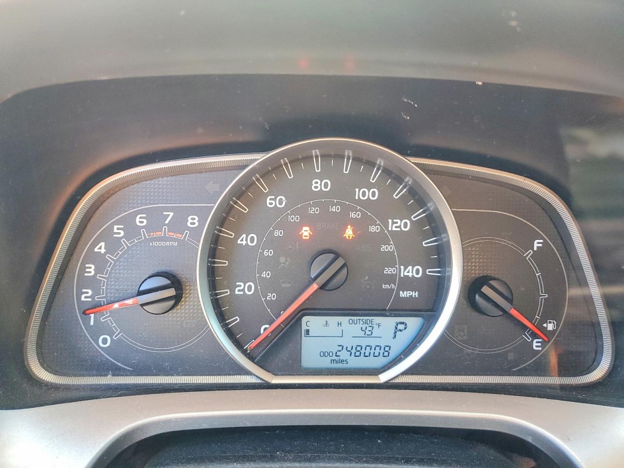 2015 Toyota Rav4 Le Silver vin: JTMZFREV4FJ033987