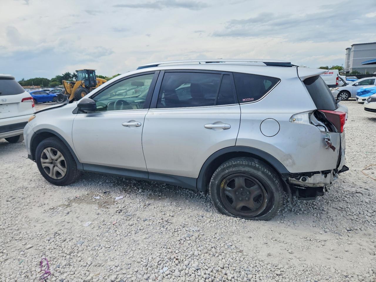 2015 Toyota Rav4 Le Silver vin: JTMZFREV4FJ054502