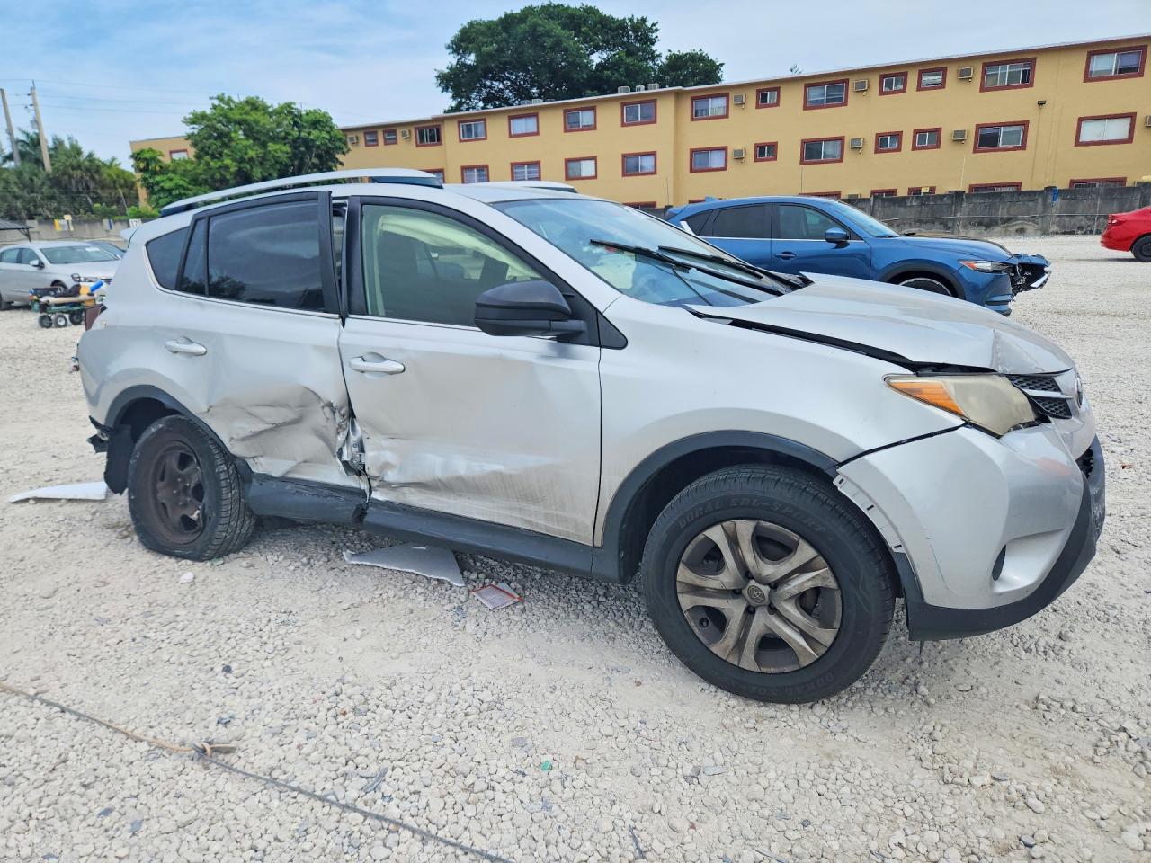 2015 Toyota Rav4 Le Silver vin: JTMZFREV4FJ054502