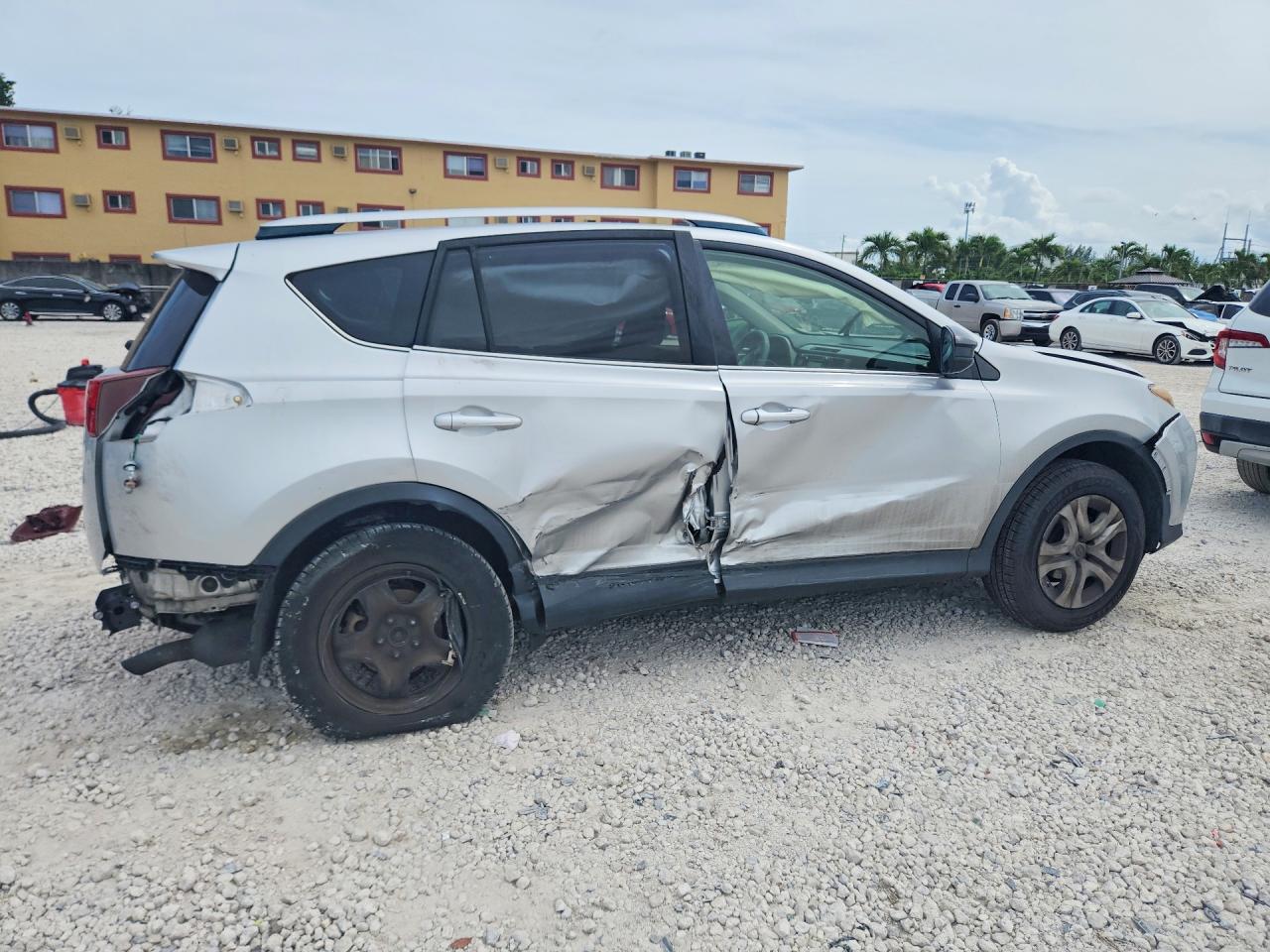2015 Toyota Rav4 Le Silver vin: JTMZFREV4FJ054502
