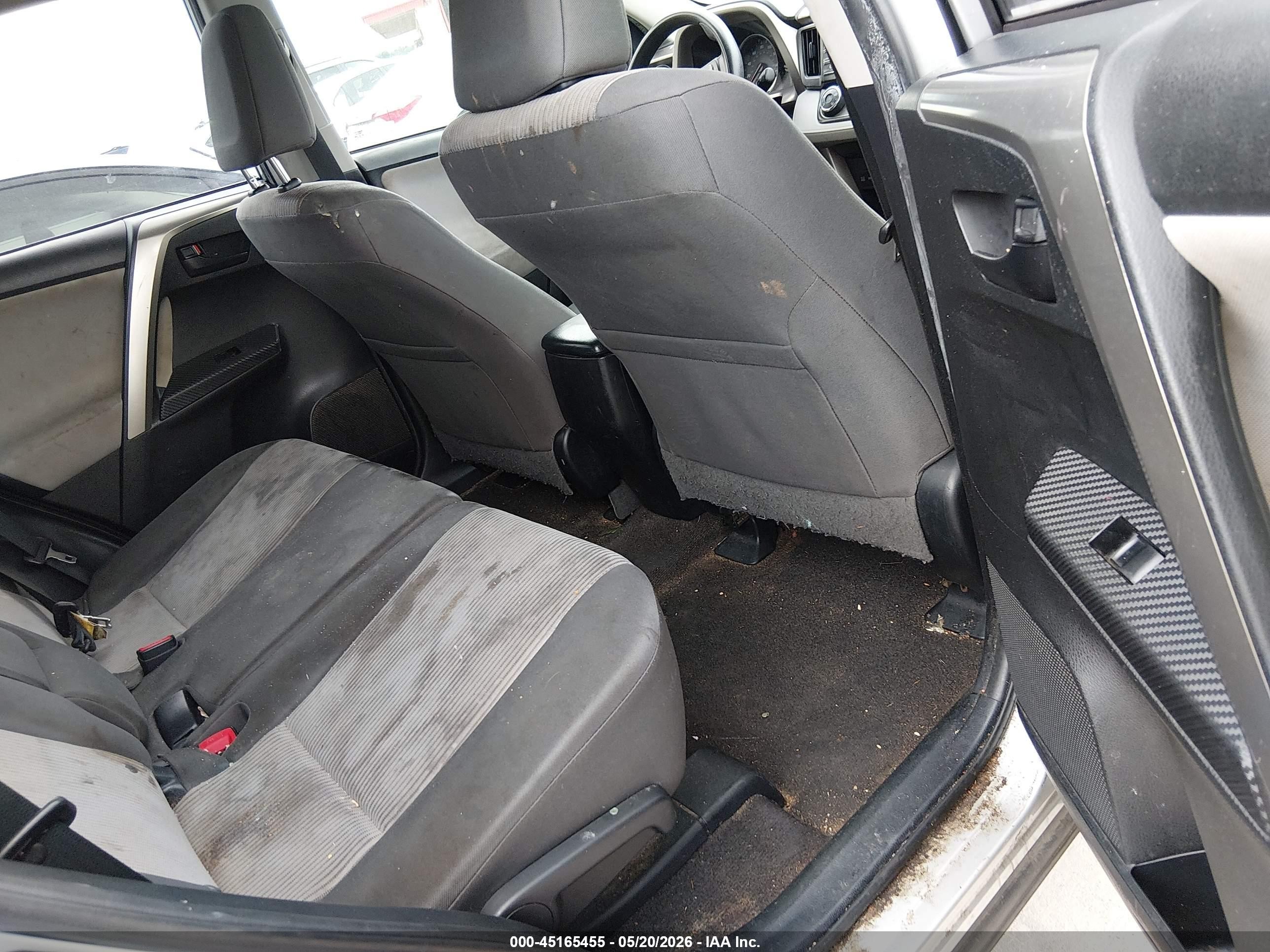 2015 Toyota Rav4 Le Silver vin: JTMZFREV4FJ057755