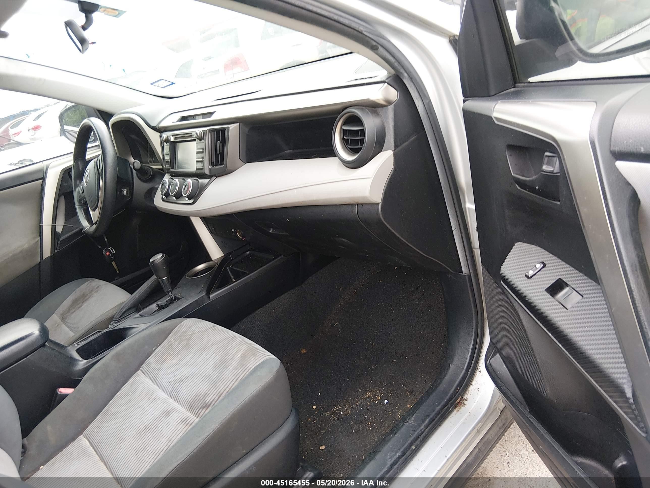 2015 Toyota Rav4 Le Silver vin: JTMZFREV4FJ057755