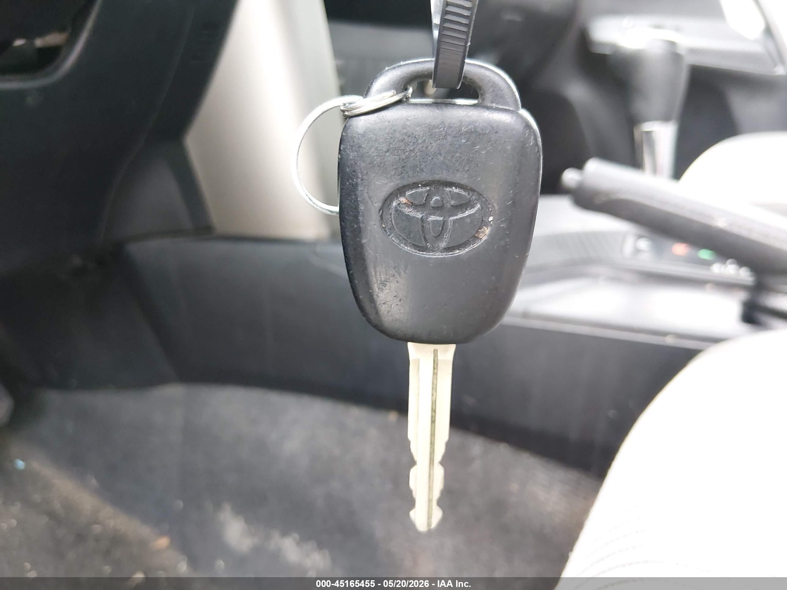 2015 Toyota Rav4 Le Silver vin: JTMZFREV4FJ057755