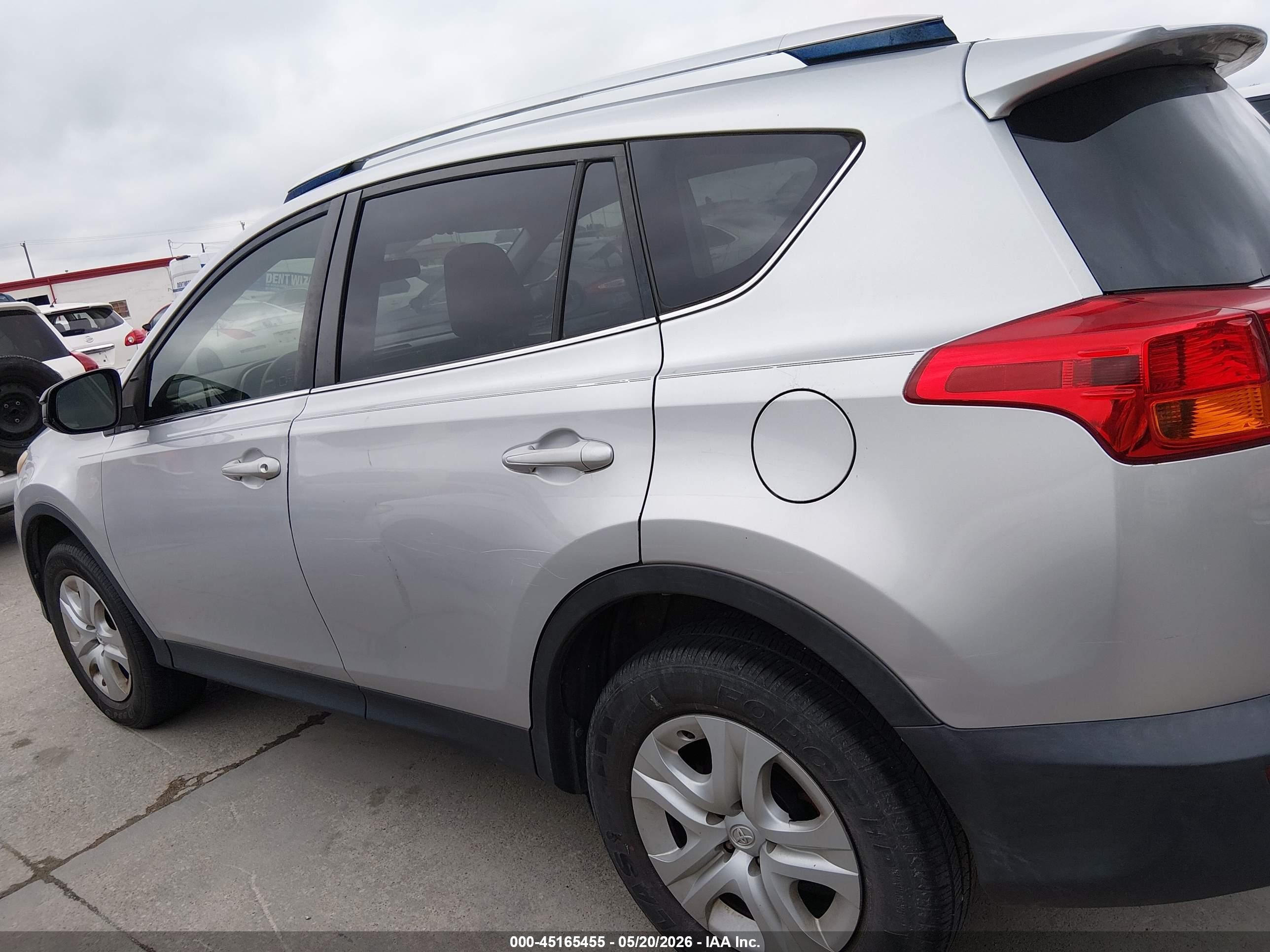 2015 Toyota Rav4 Le Silver vin: JTMZFREV4FJ057755